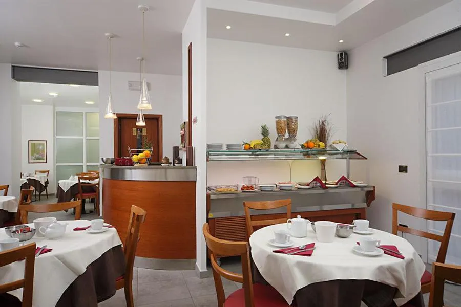 Restaurant/places to eat in Hotel Paris