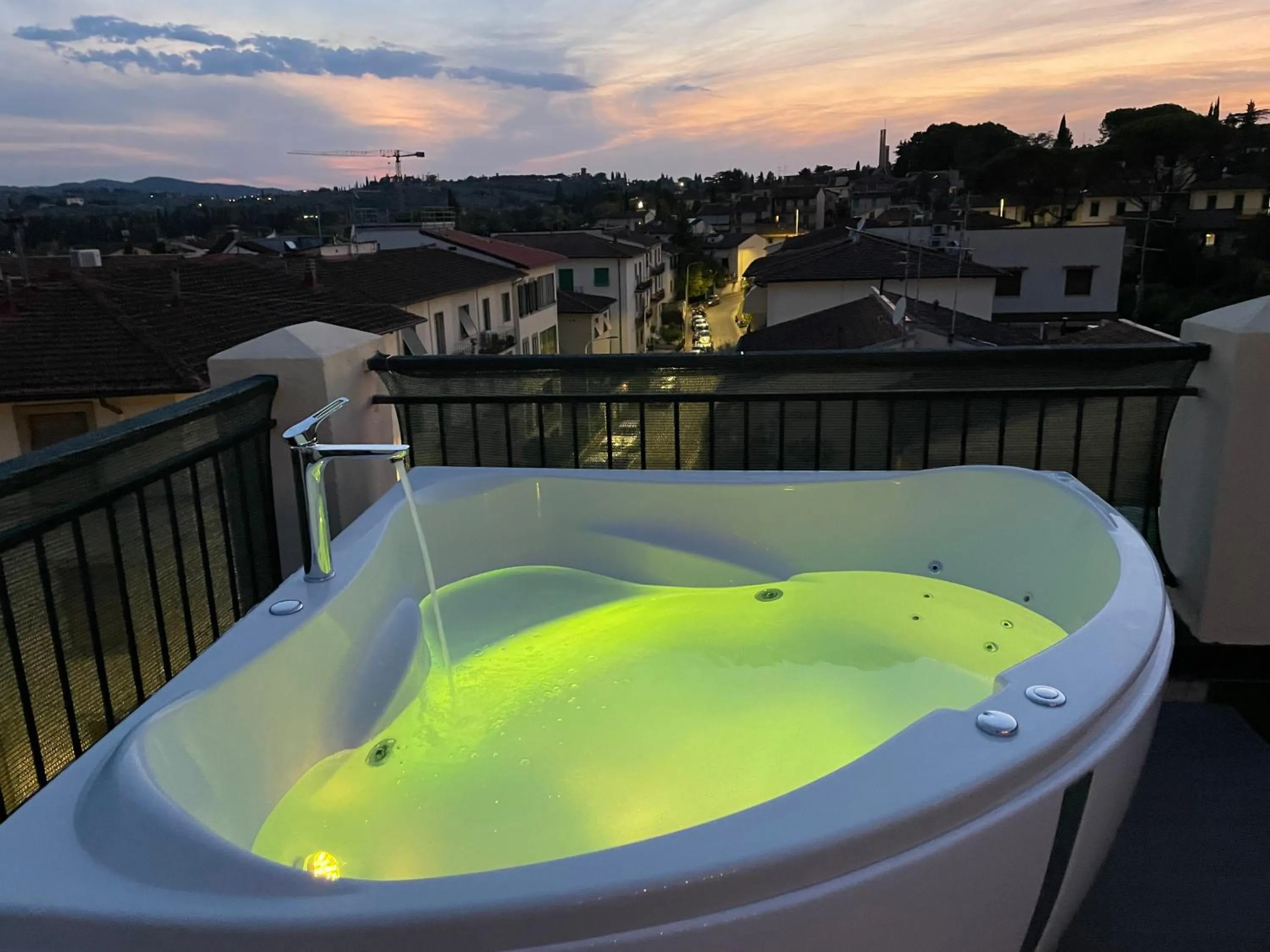 Hot Tub in Argentiere Room Apartments
