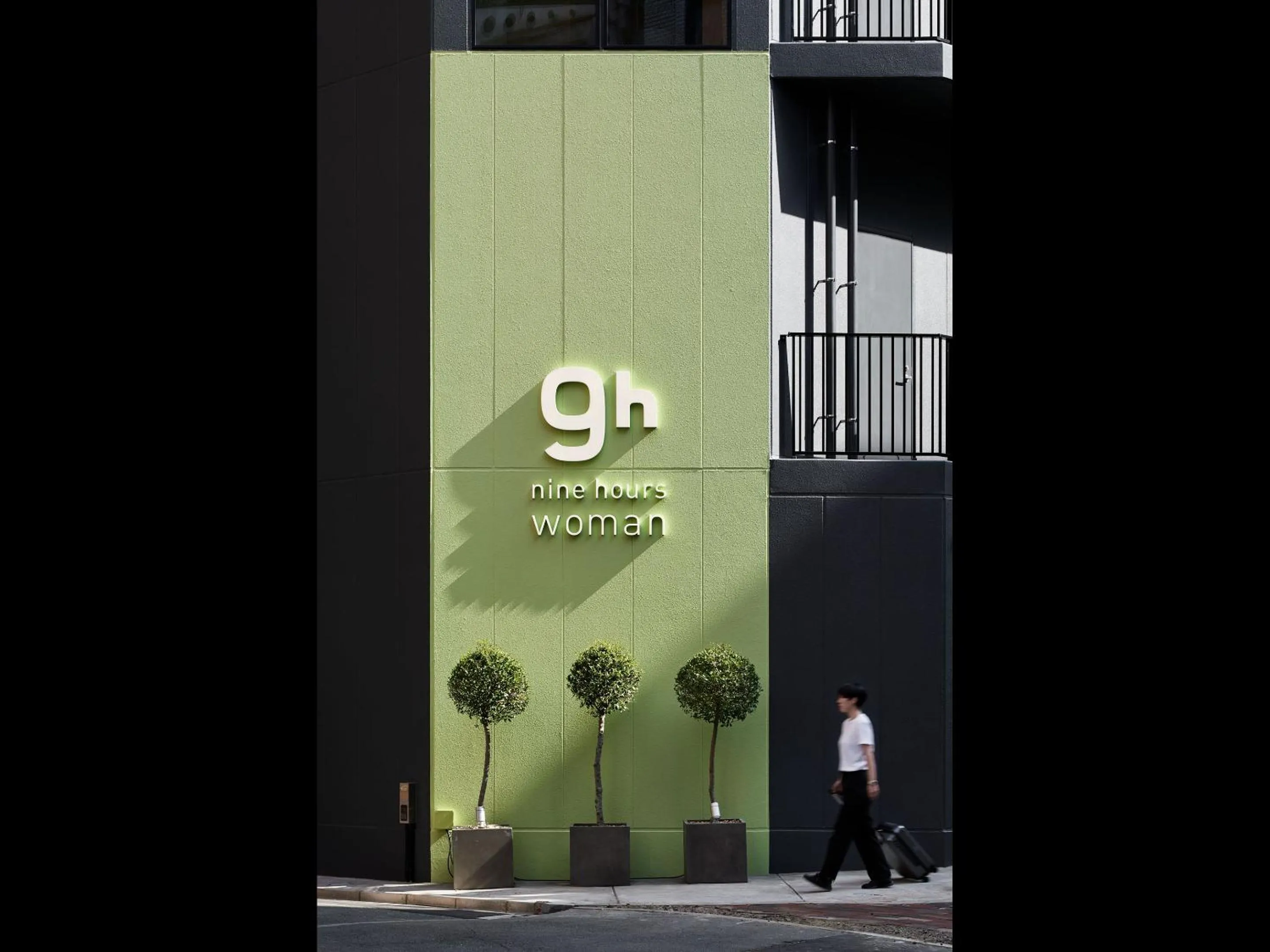 Facade/entrance in 9h nine hours woman Shinjuku