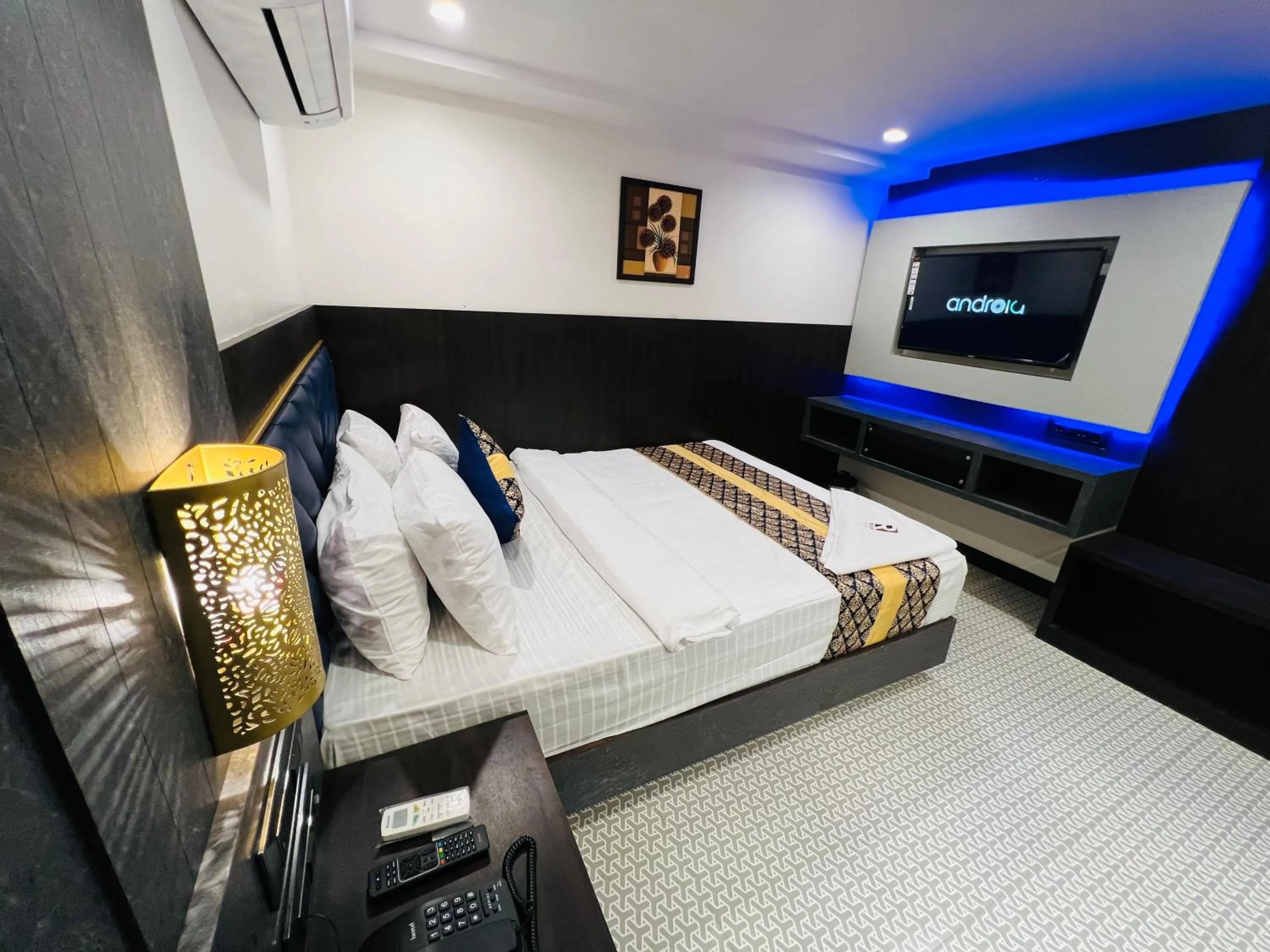 Bed in Rich Hotel Mumbai