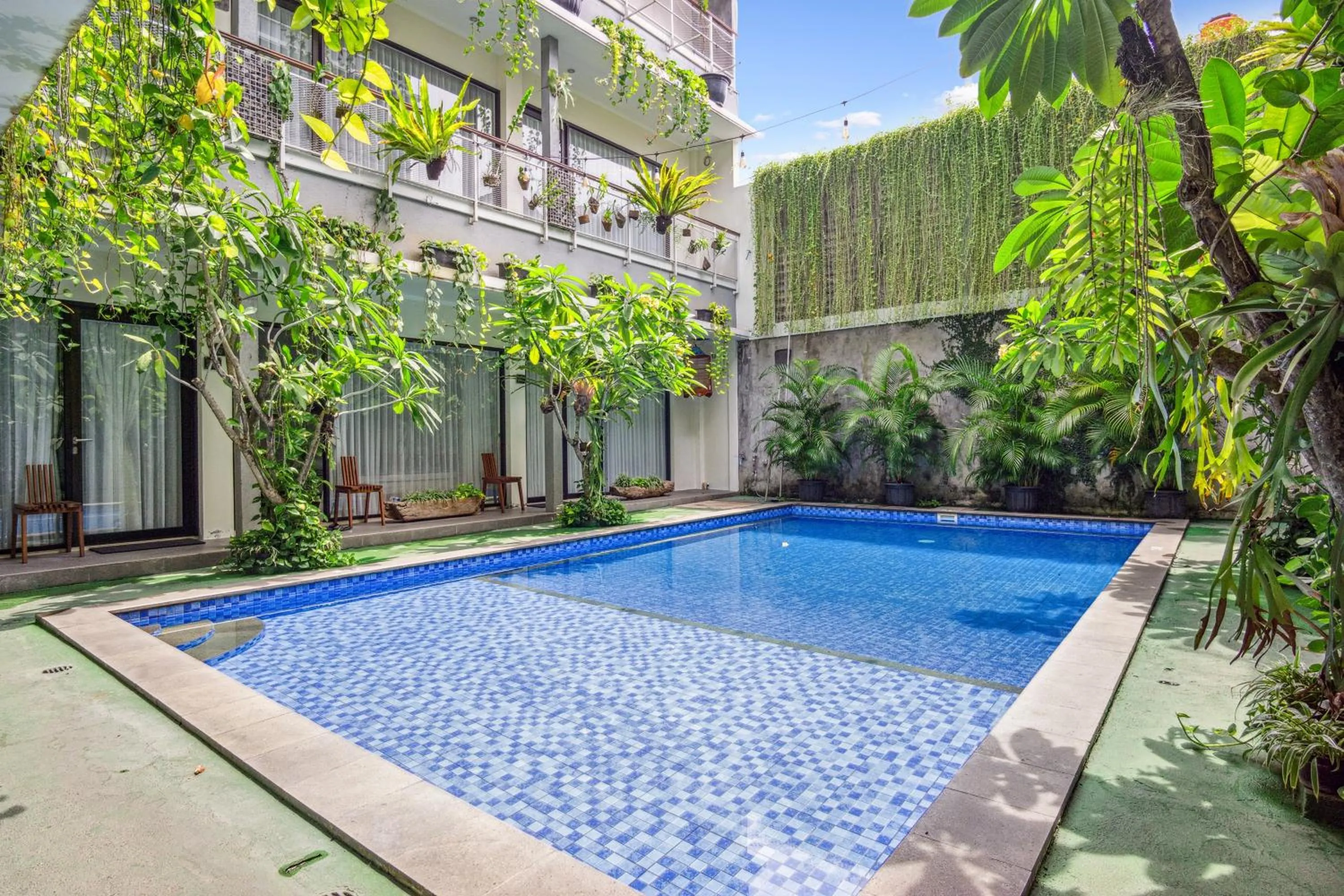 Swimming pool in Roemah Kenari