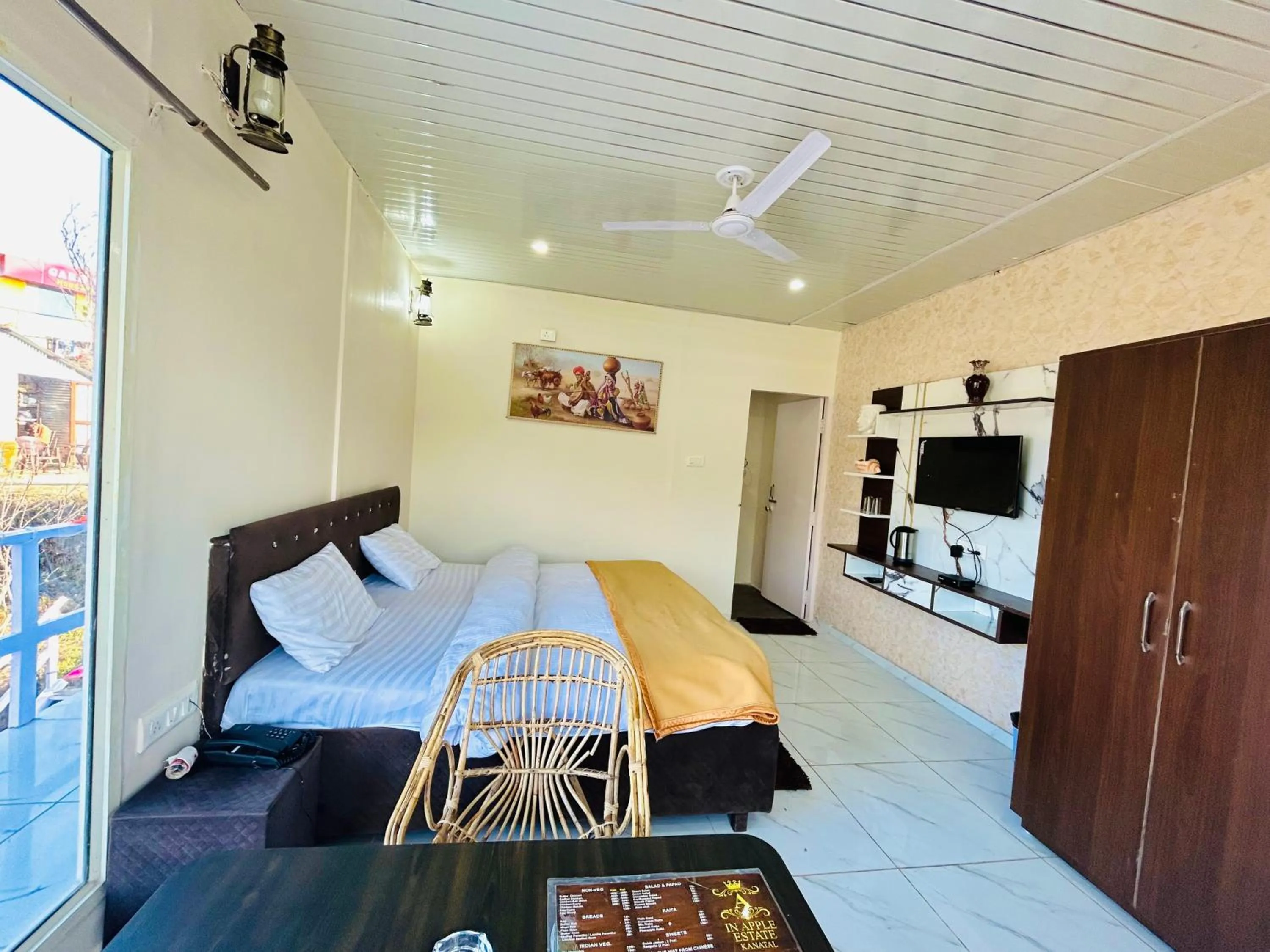 Communal lounge/ TV room in IN APPLE ESTATE KANATAL - Himalayan View Resort with Courteous Staff