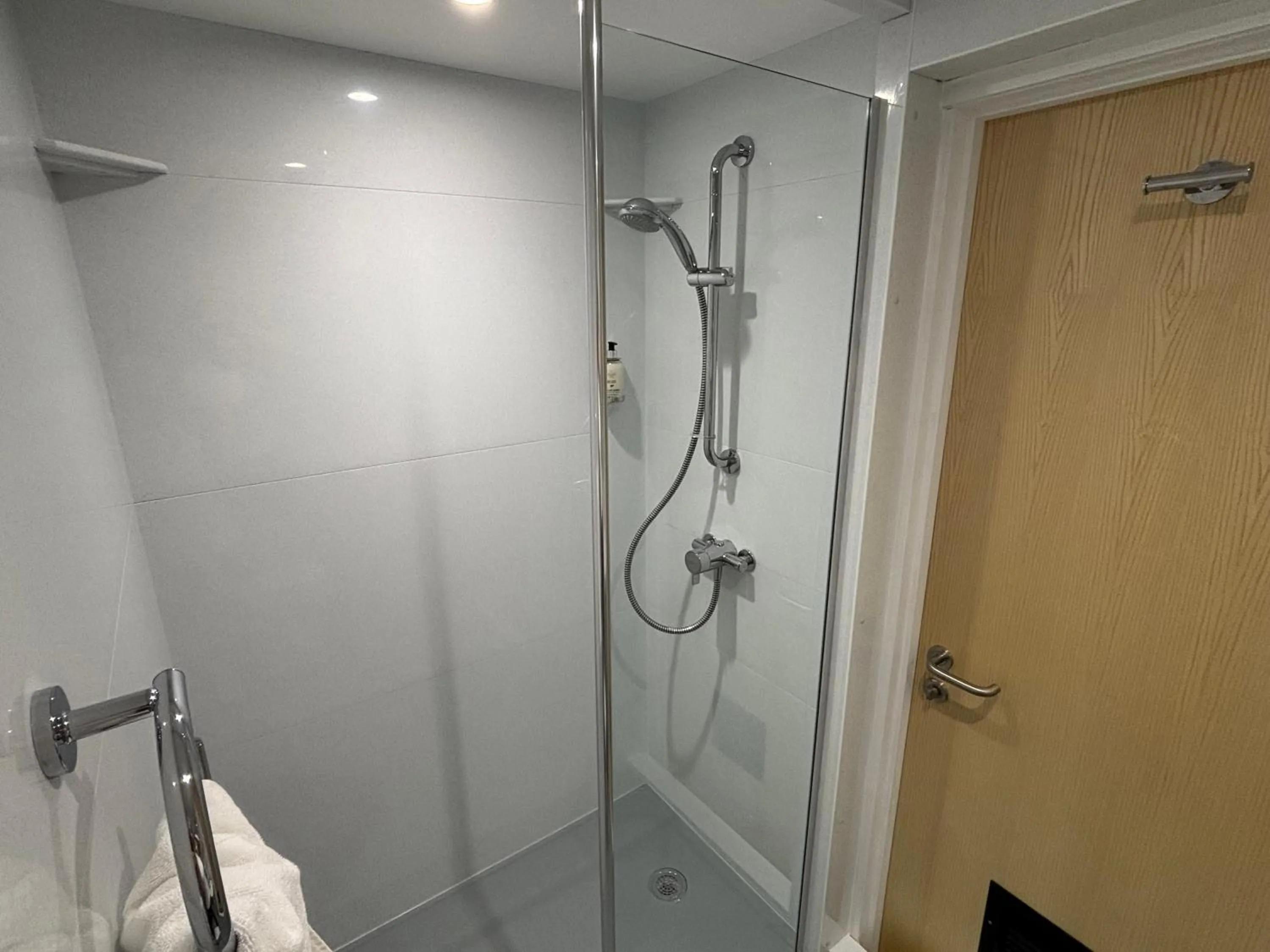 Shower in Broadview Hotel