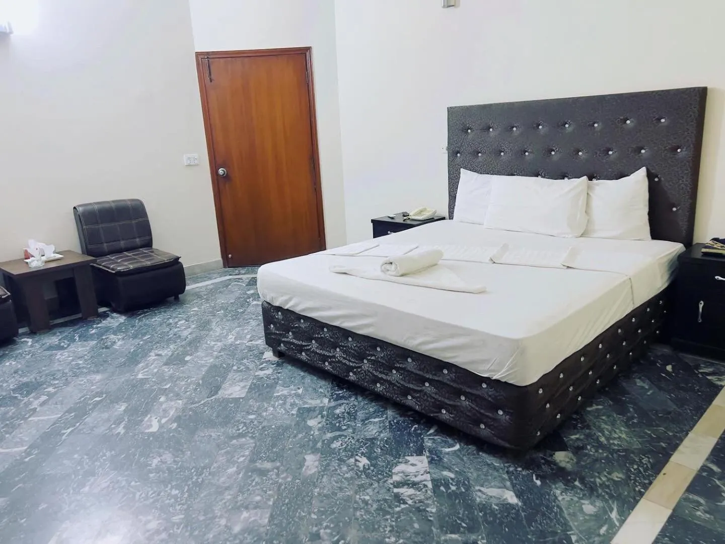 Bed in Hotel Rose Inn Lahore