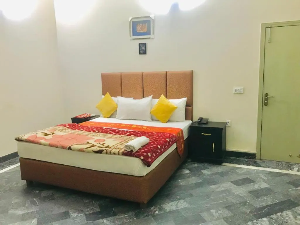 Bed in Hotel Rose Inn Lahore