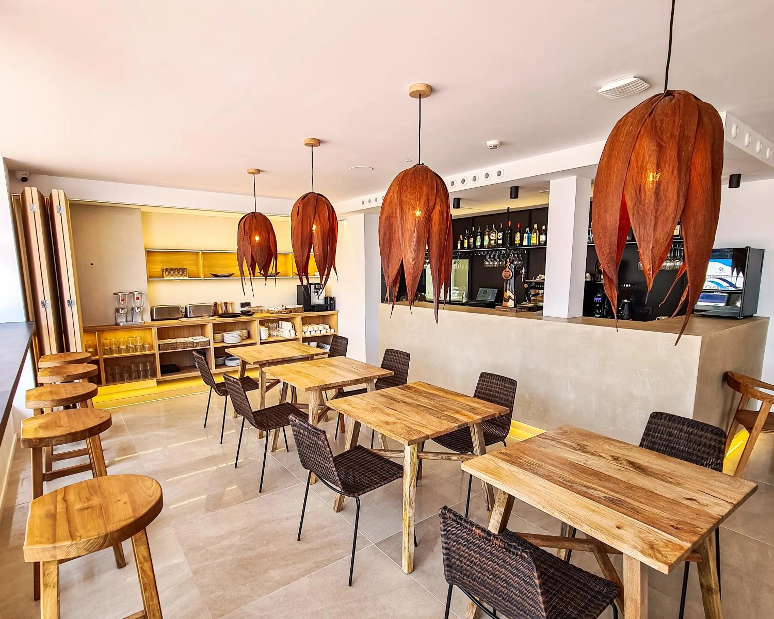 Restaurant/places to eat in S´Estancia Suites