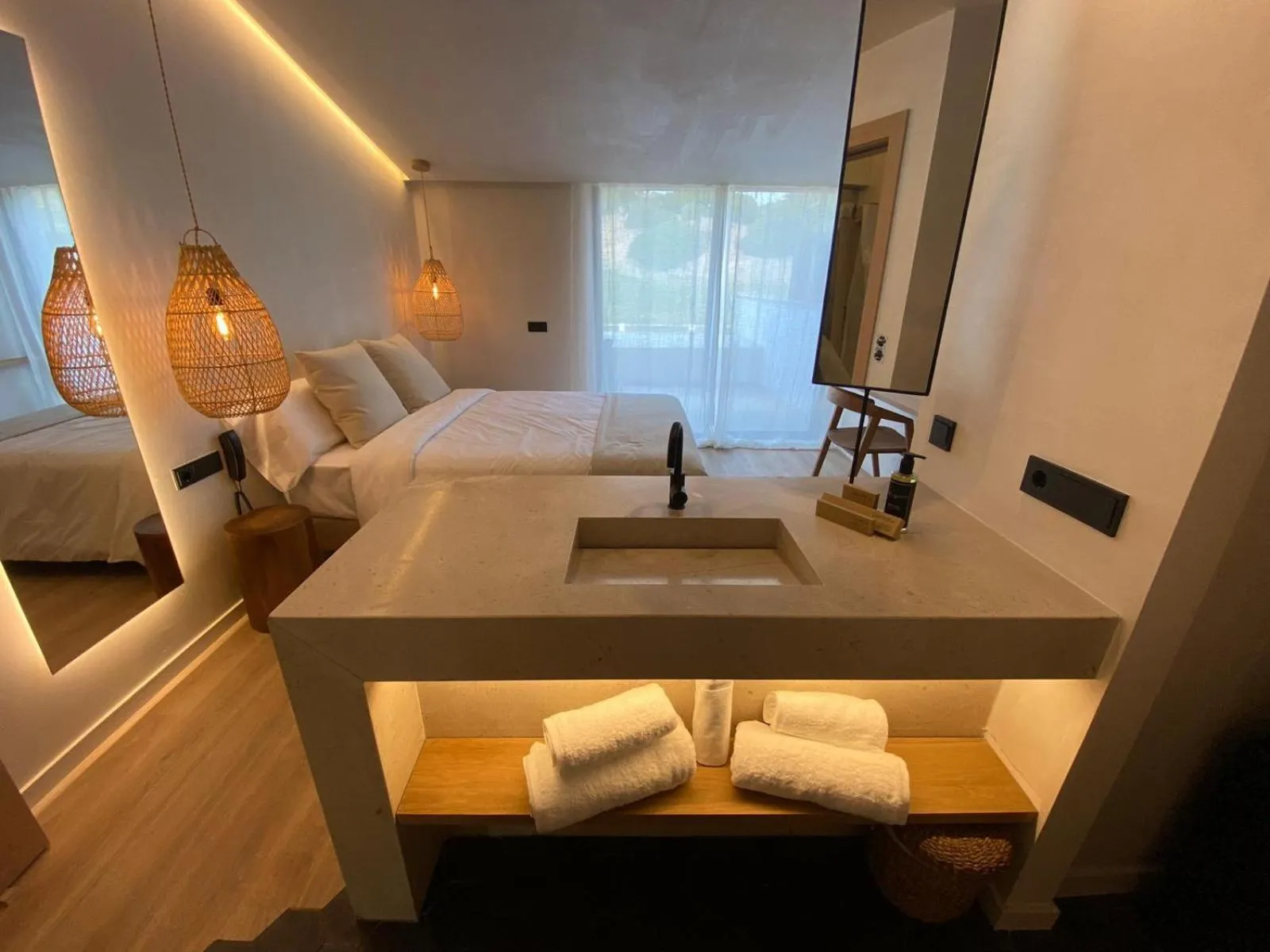 Photo of the whole room, Bed in S´Estancia Suites