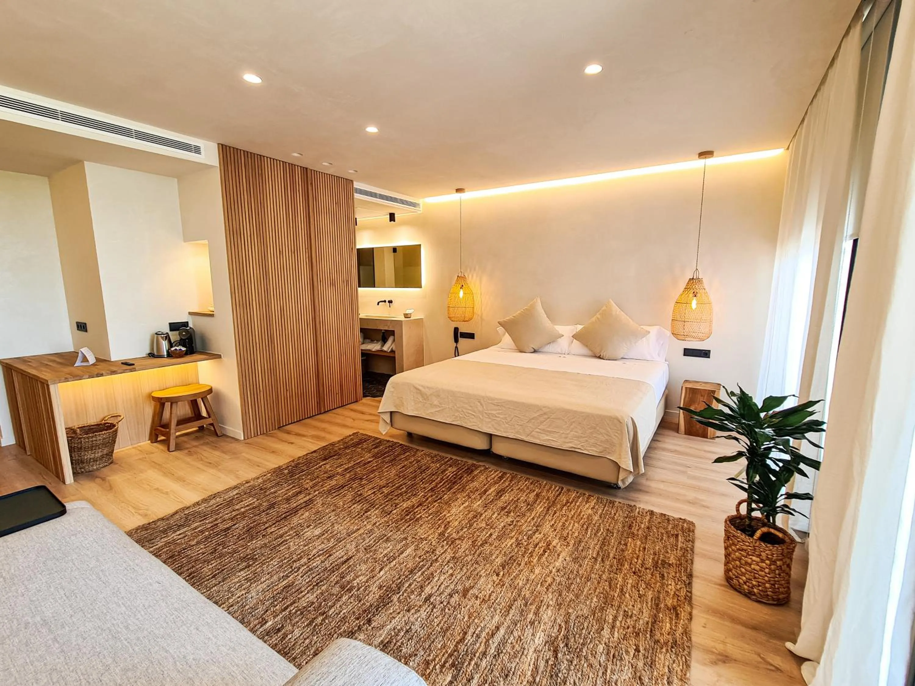 Living room, Bed in S´Estancia Suites