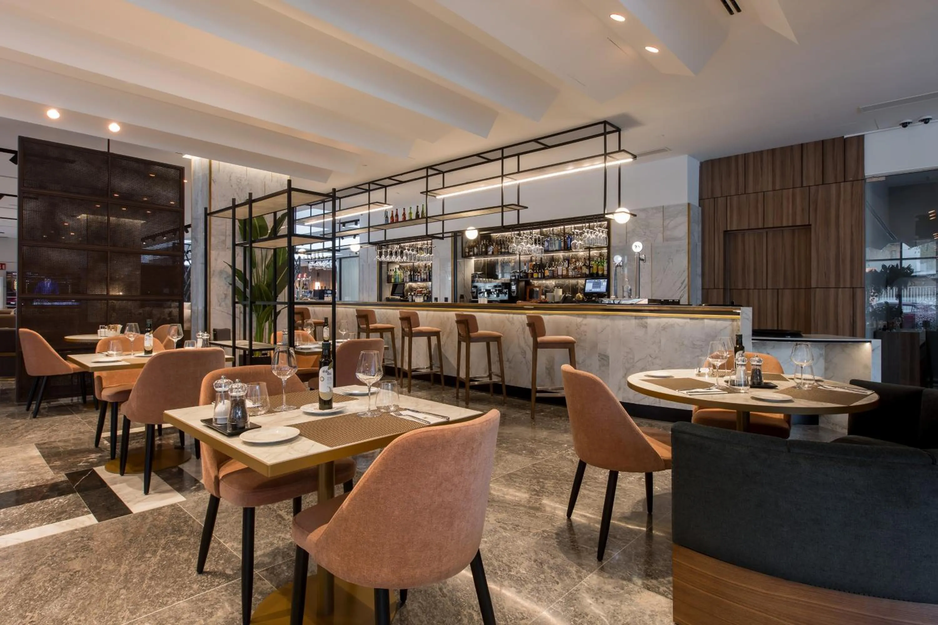 Restaurant/places to eat in Hotel Giralda Center