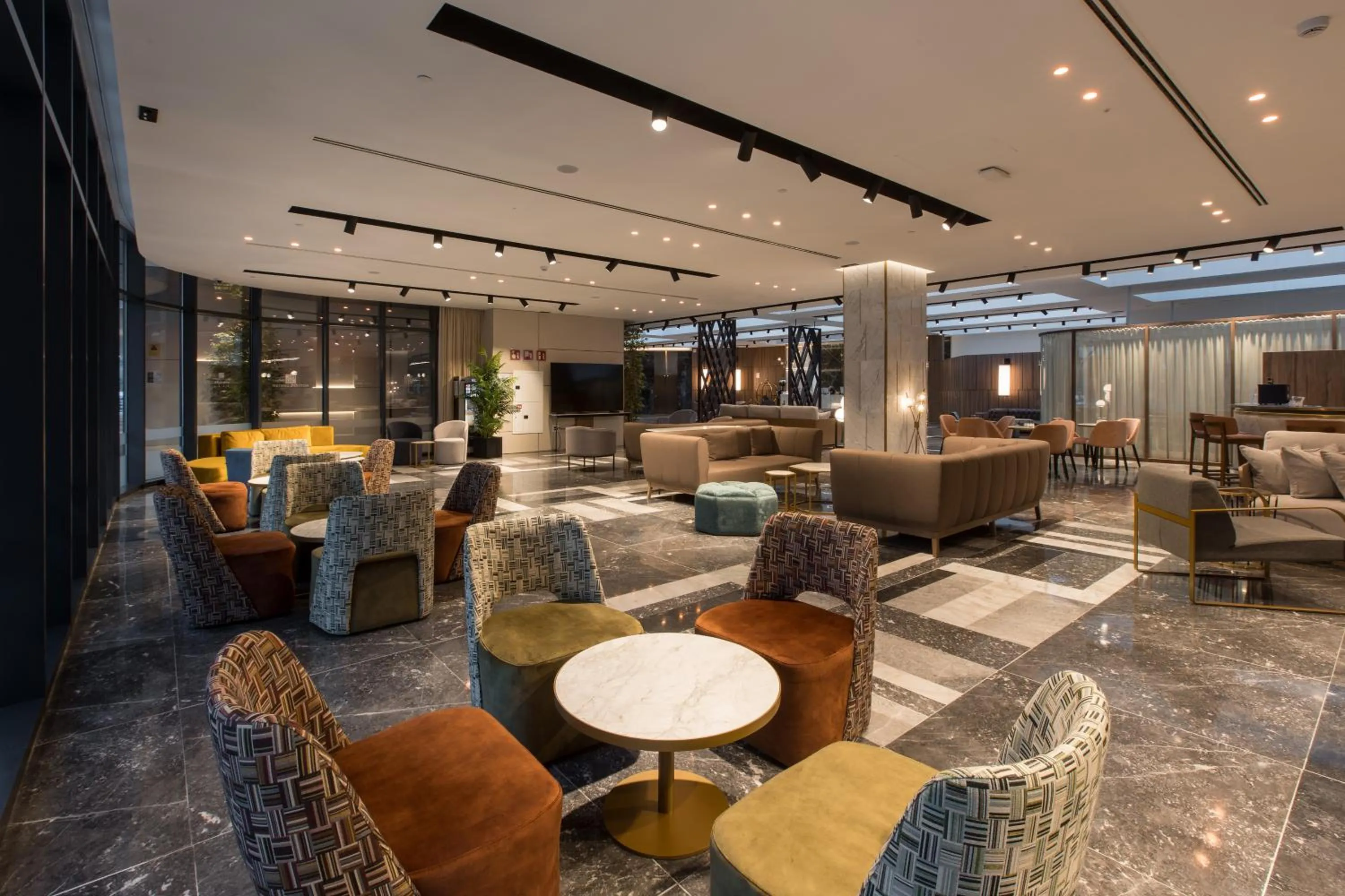 Communal lounge/ TV room in Hotel Giralda Center