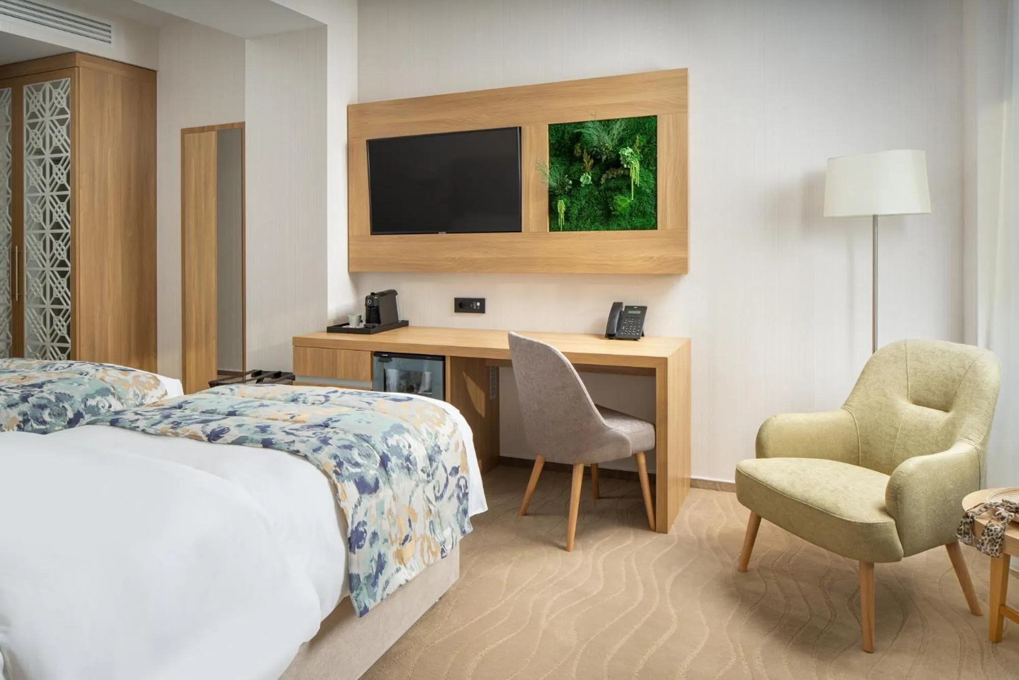 TV and multimedia, Bed in Alma Health & Spa Retreat