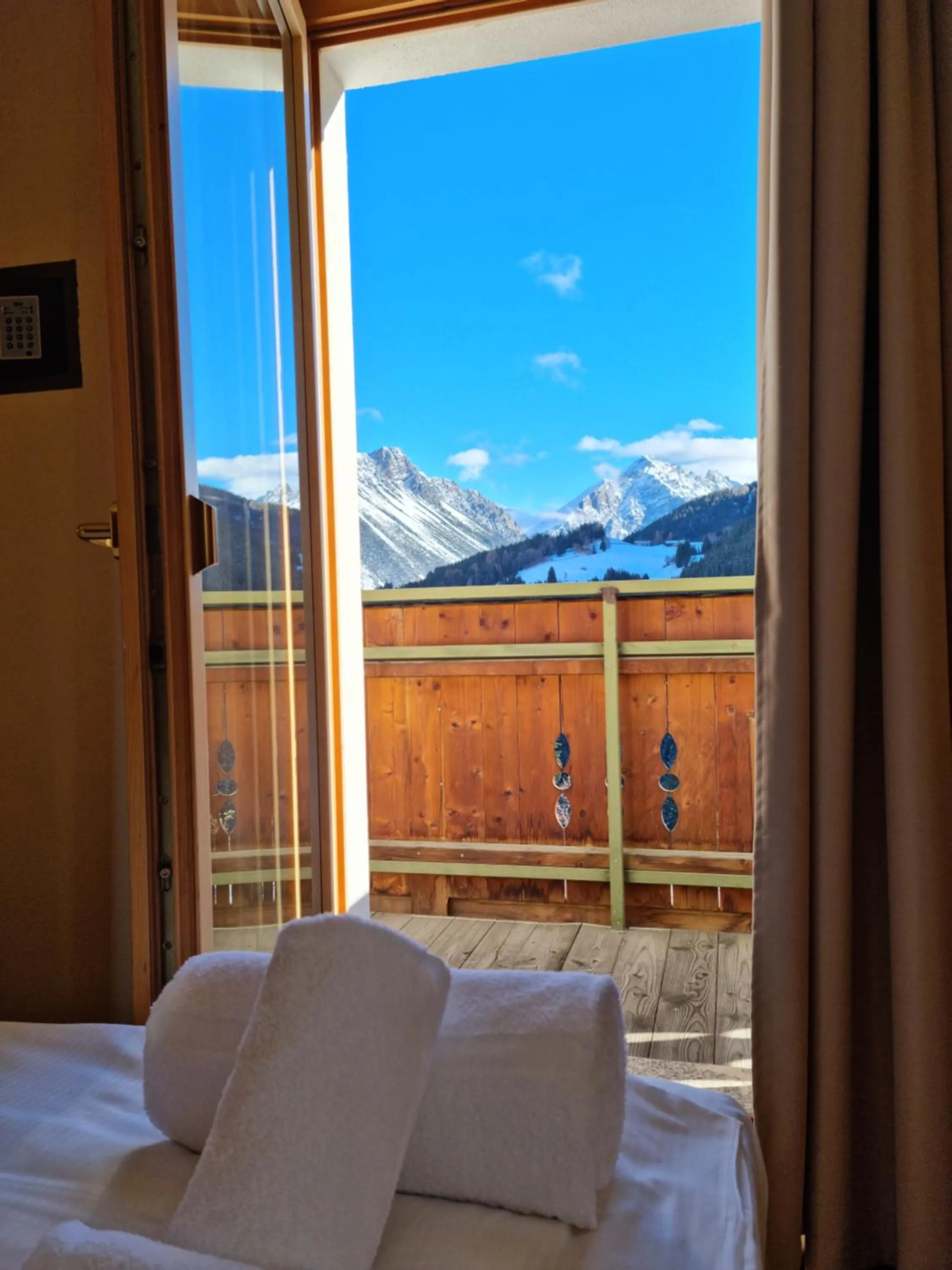 View (from property/room), Bed in Hotel San Carlo, tra Bormio e Livigno