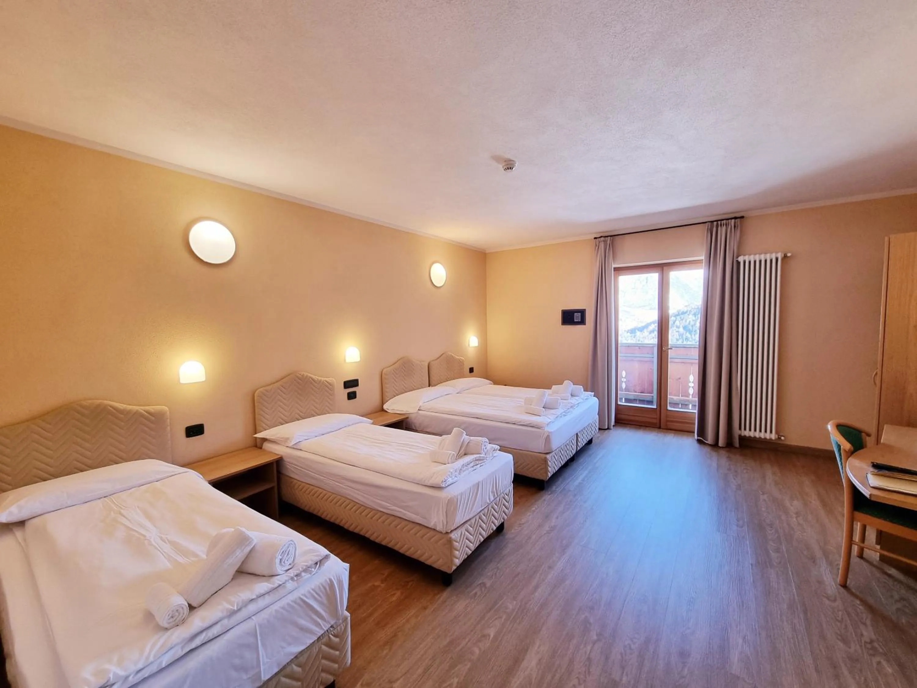 Photo of the whole room, Bed in Hotel San Carlo, tra Bormio e Livigno