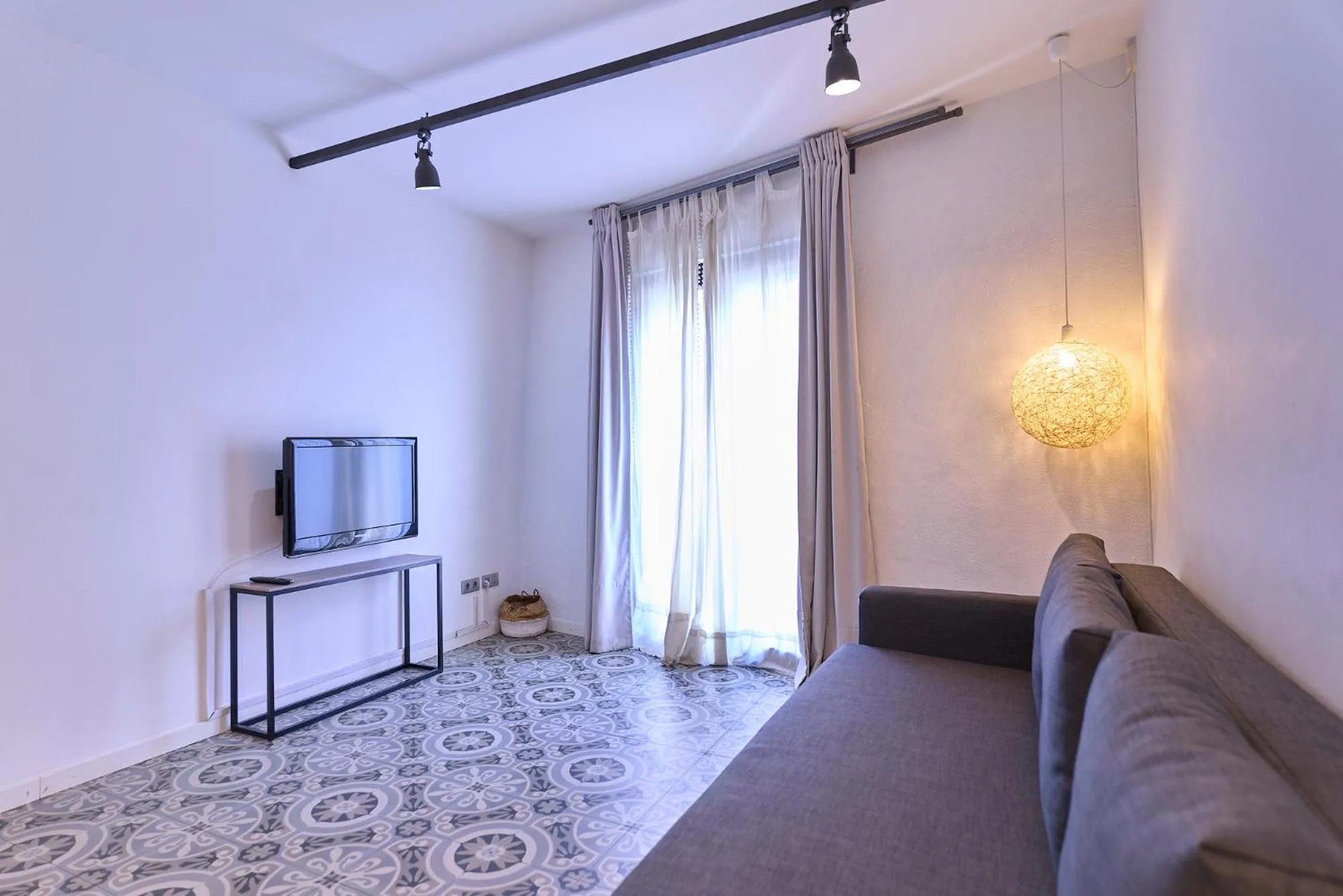 Liceu Apartments by gaiarooms