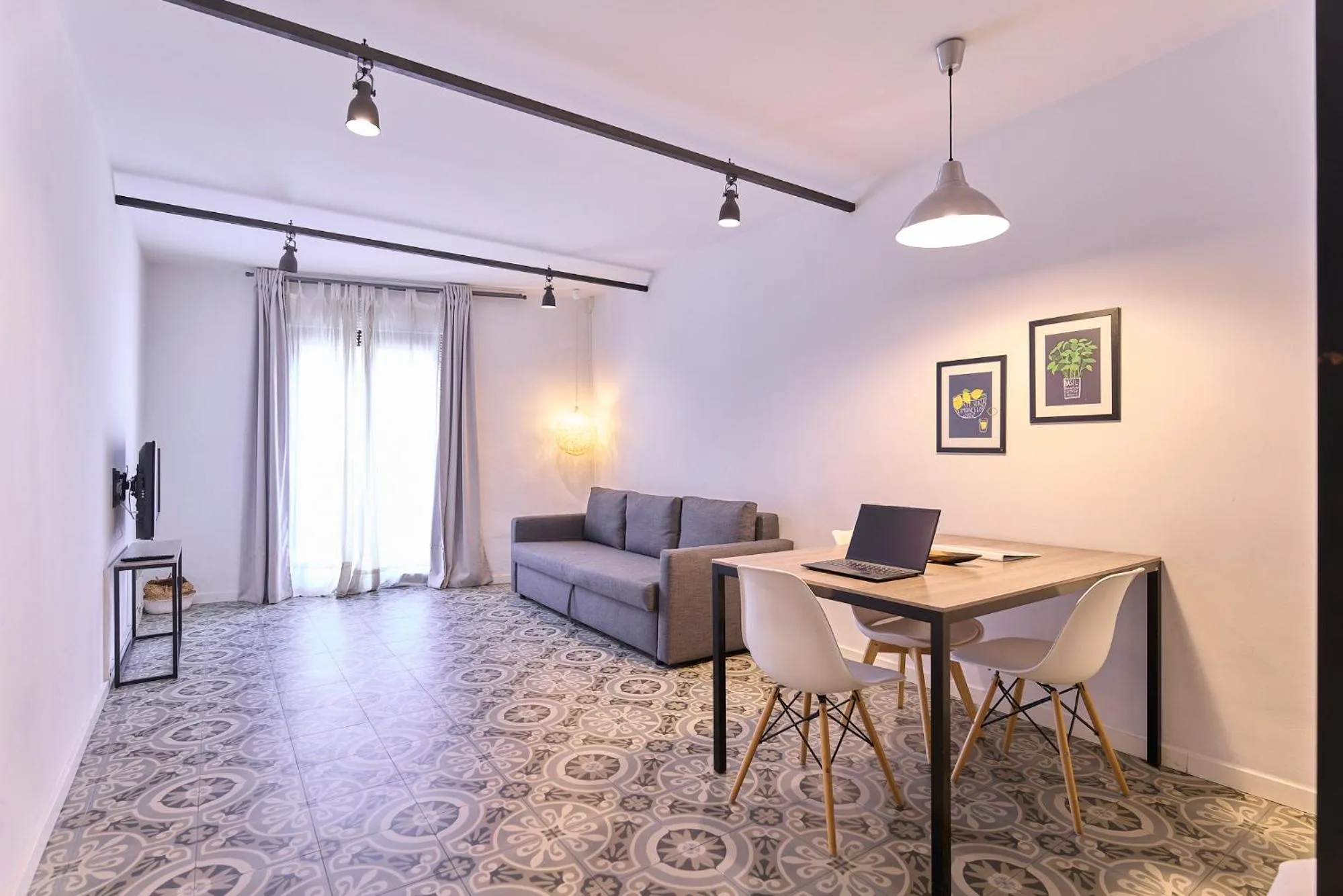 Liceu Apartments by gaiarooms