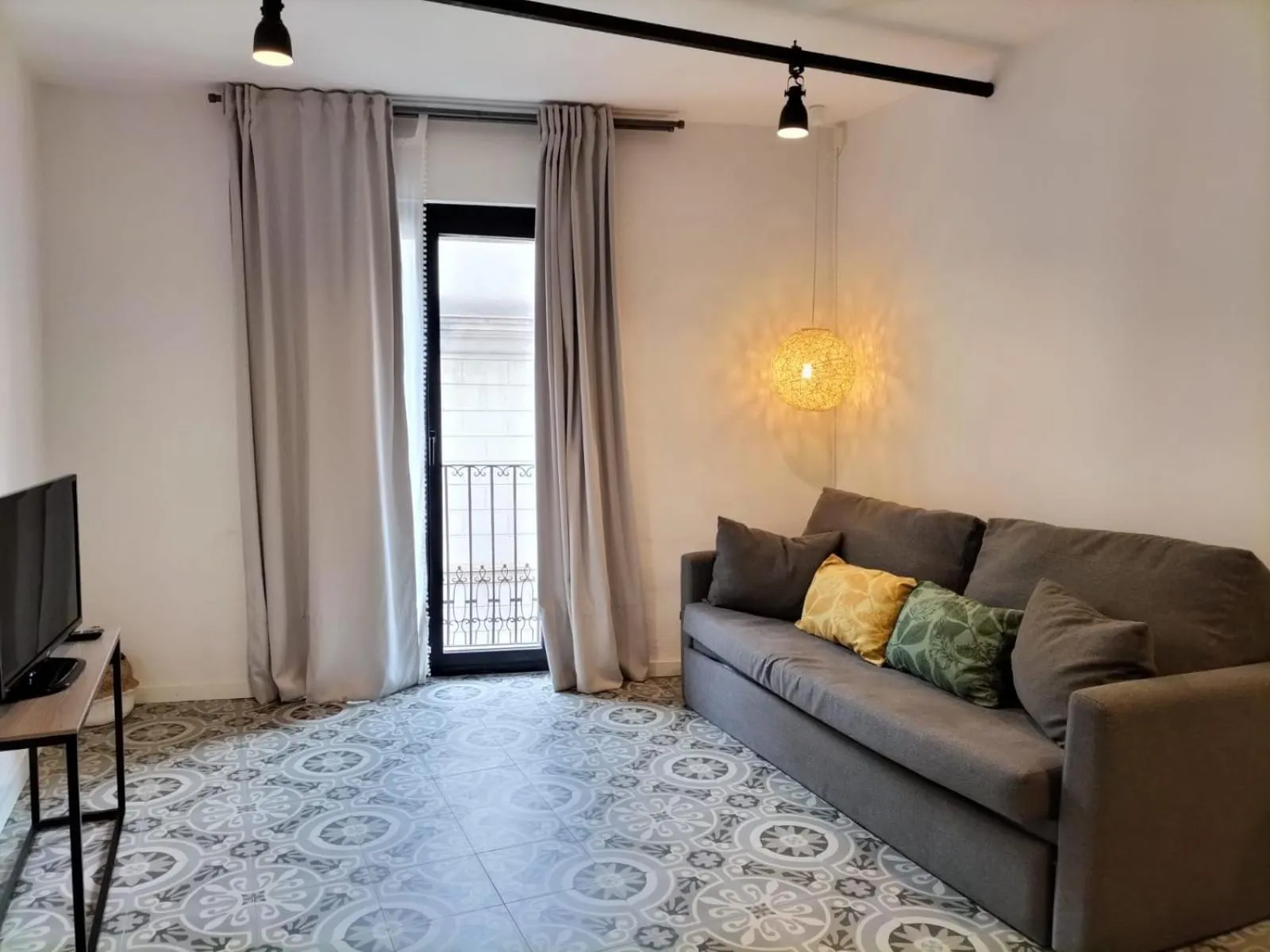 TV and multimedia in Liceu Apartments by gaiarooms