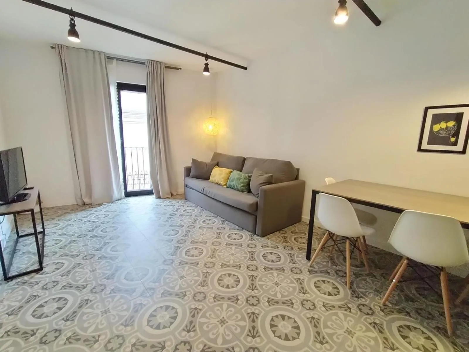 TV and multimedia in Liceu Apartments by gaiarooms