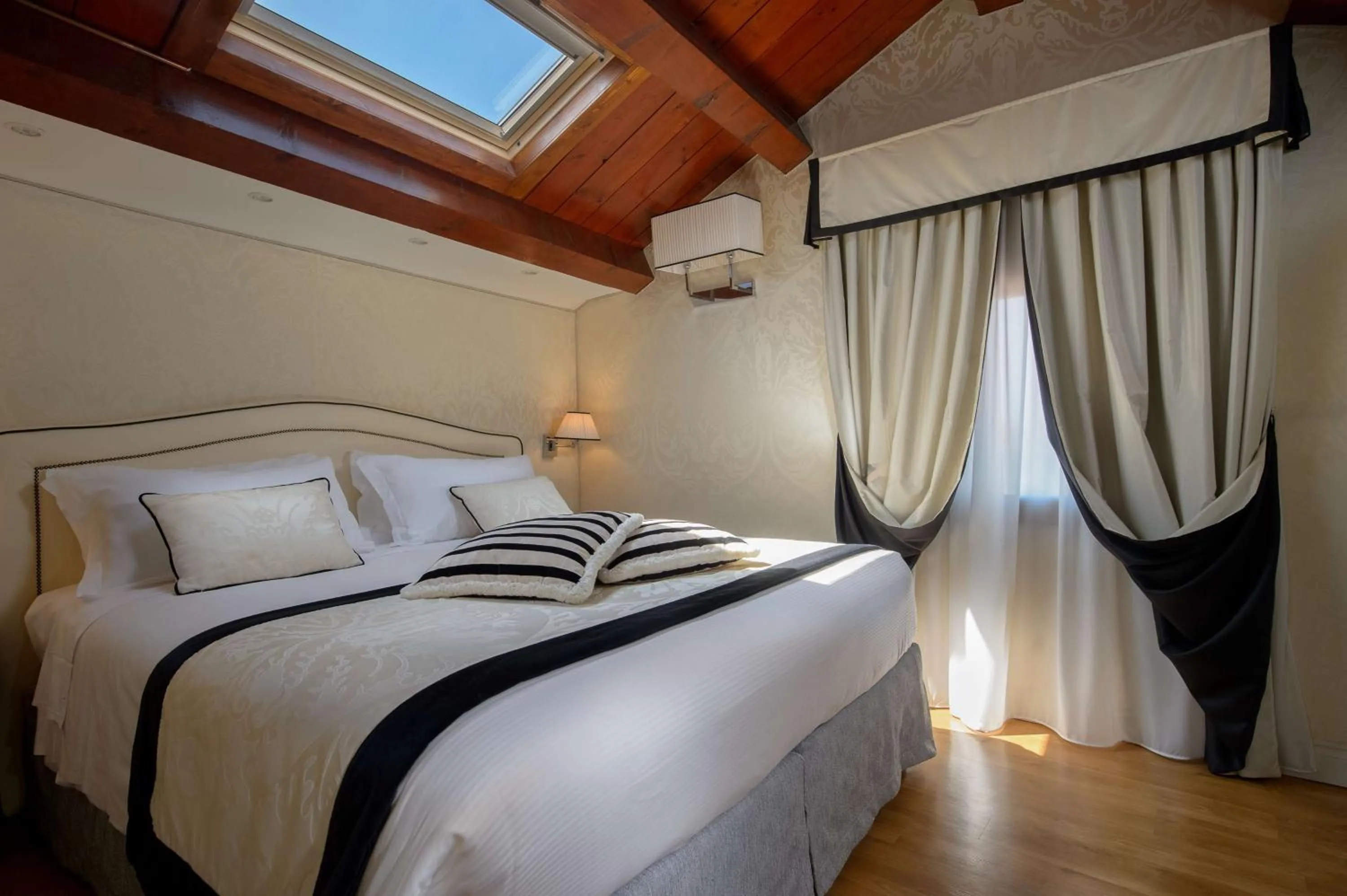 Seating area, Bed in Hotel Olimpia Venice, BW Signature Collection 3sup