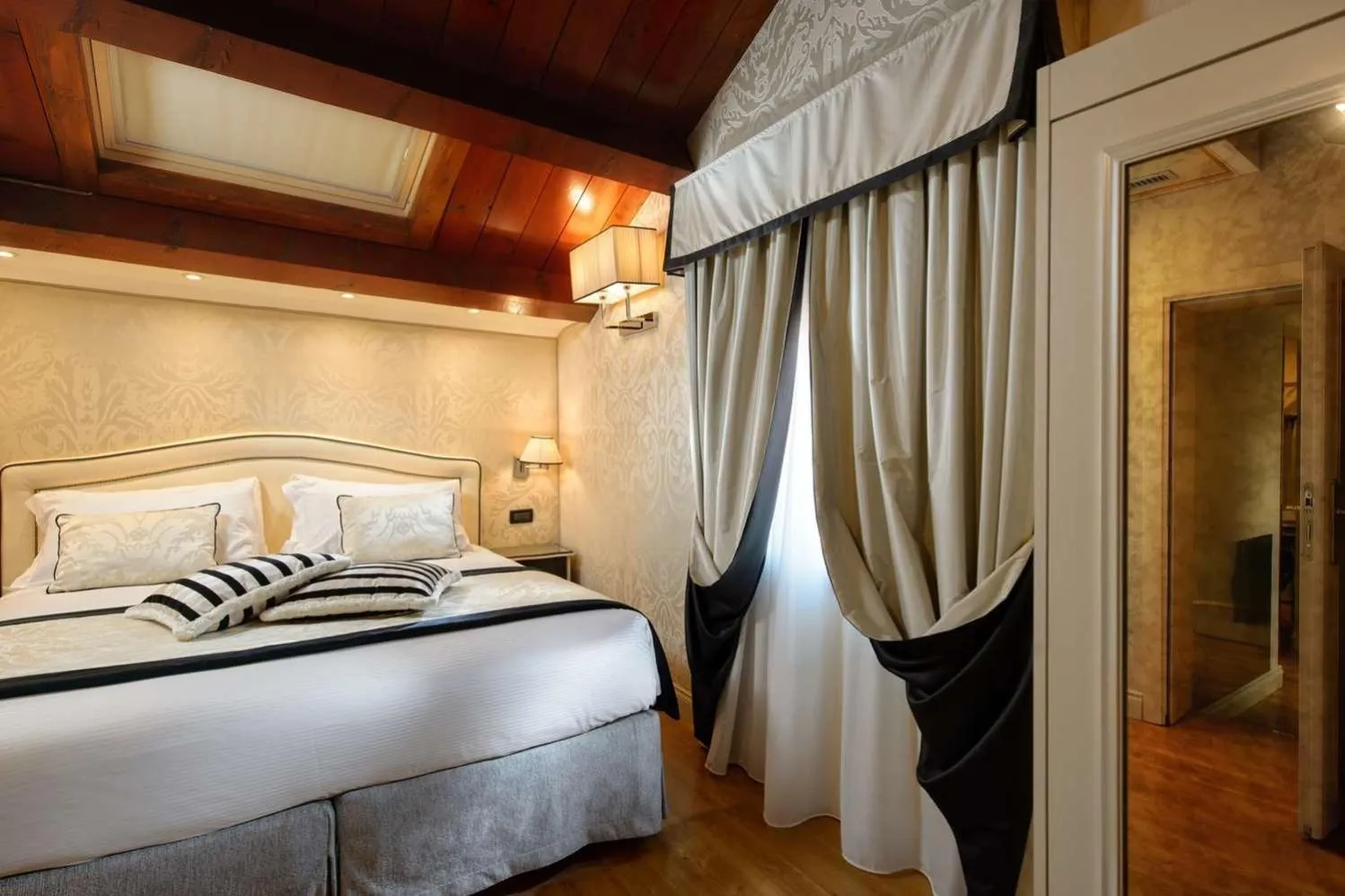 Bedroom, Bed in Hotel Olimpia Venice, BW Signature Collection 3sup