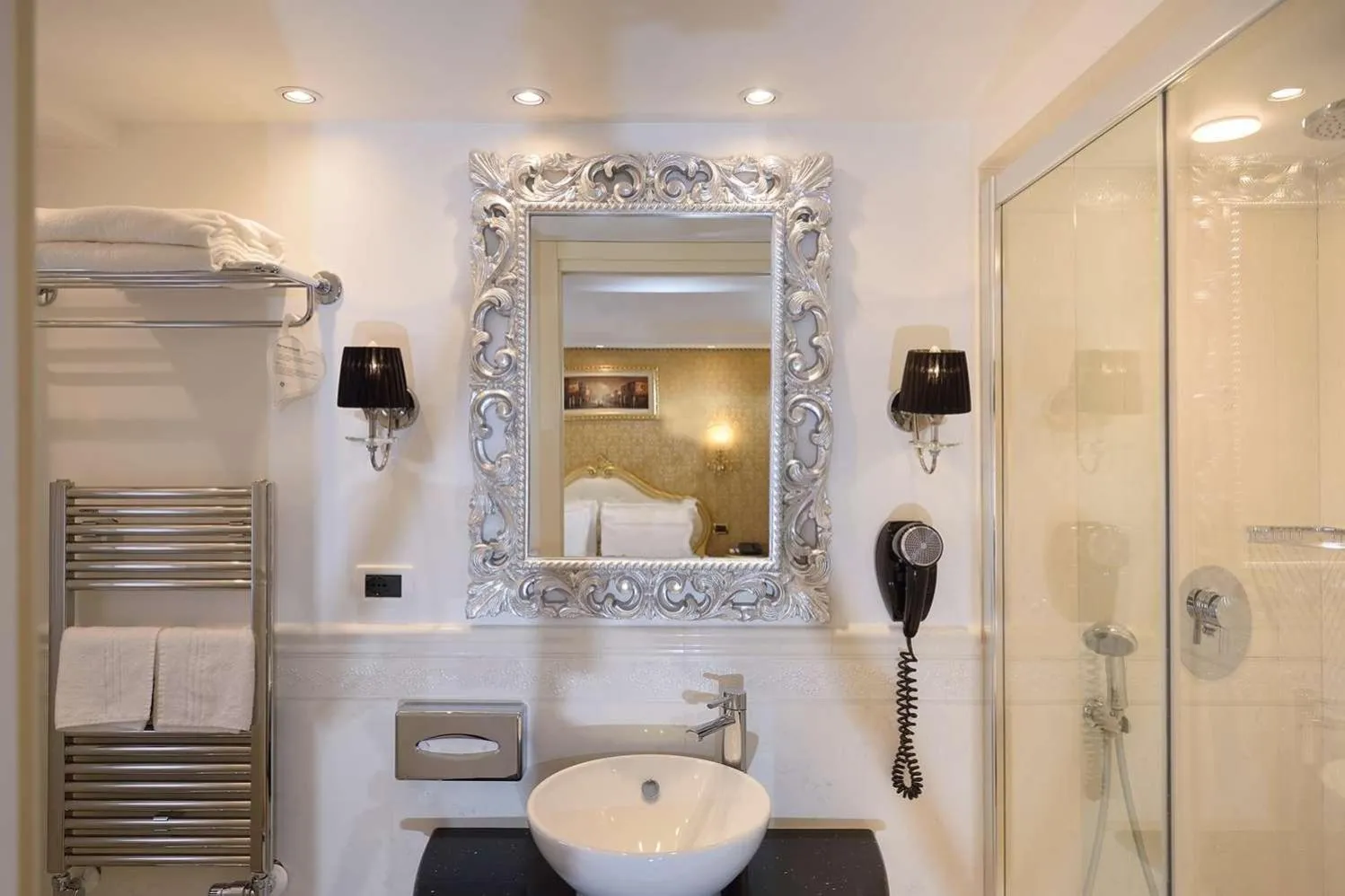 Bathroom in Hotel Olimpia Venice, BW Signature Collection 3sup