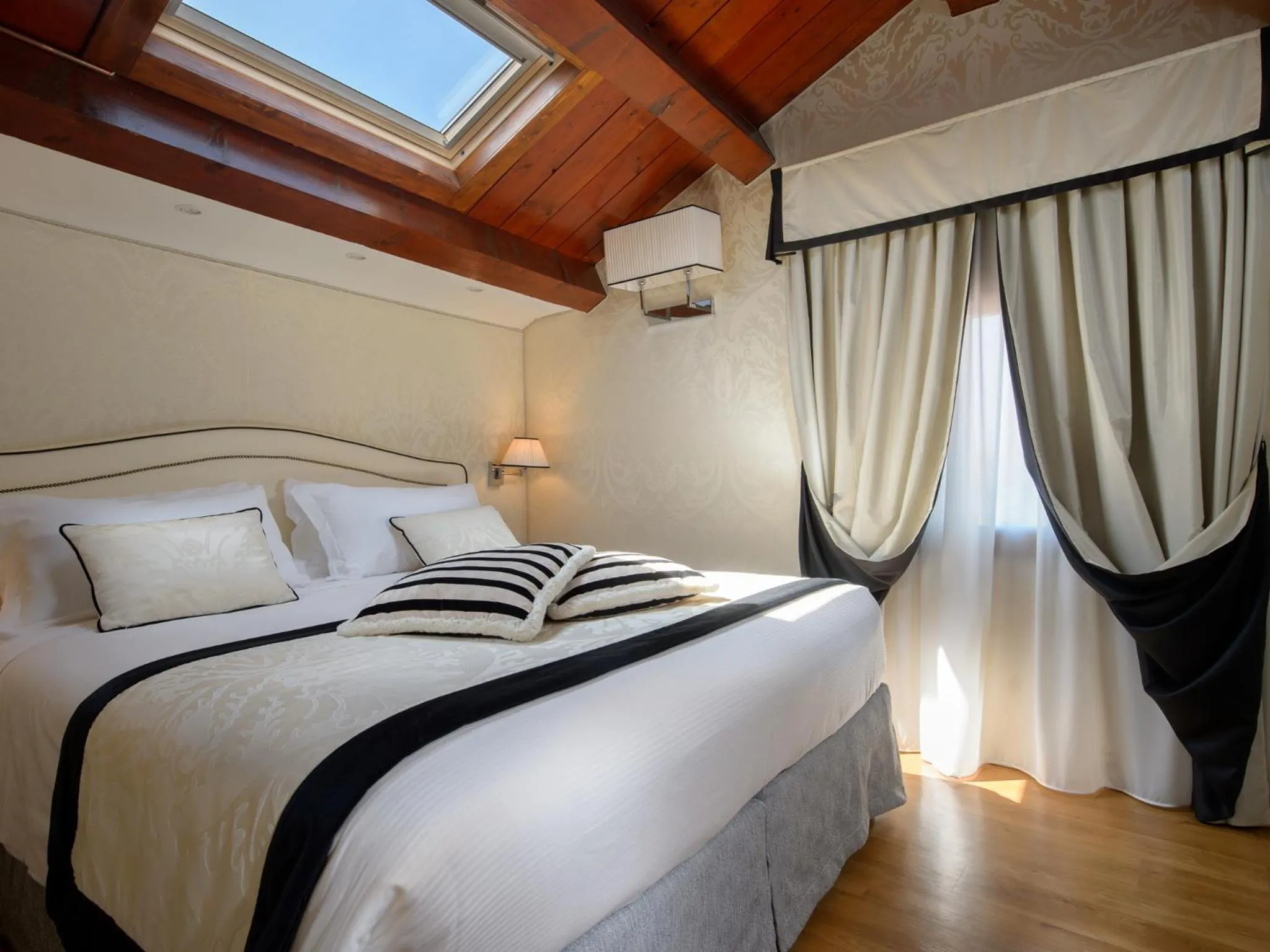 Bed in Hotel Olimpia Venice, BW Signature Collection 3sup