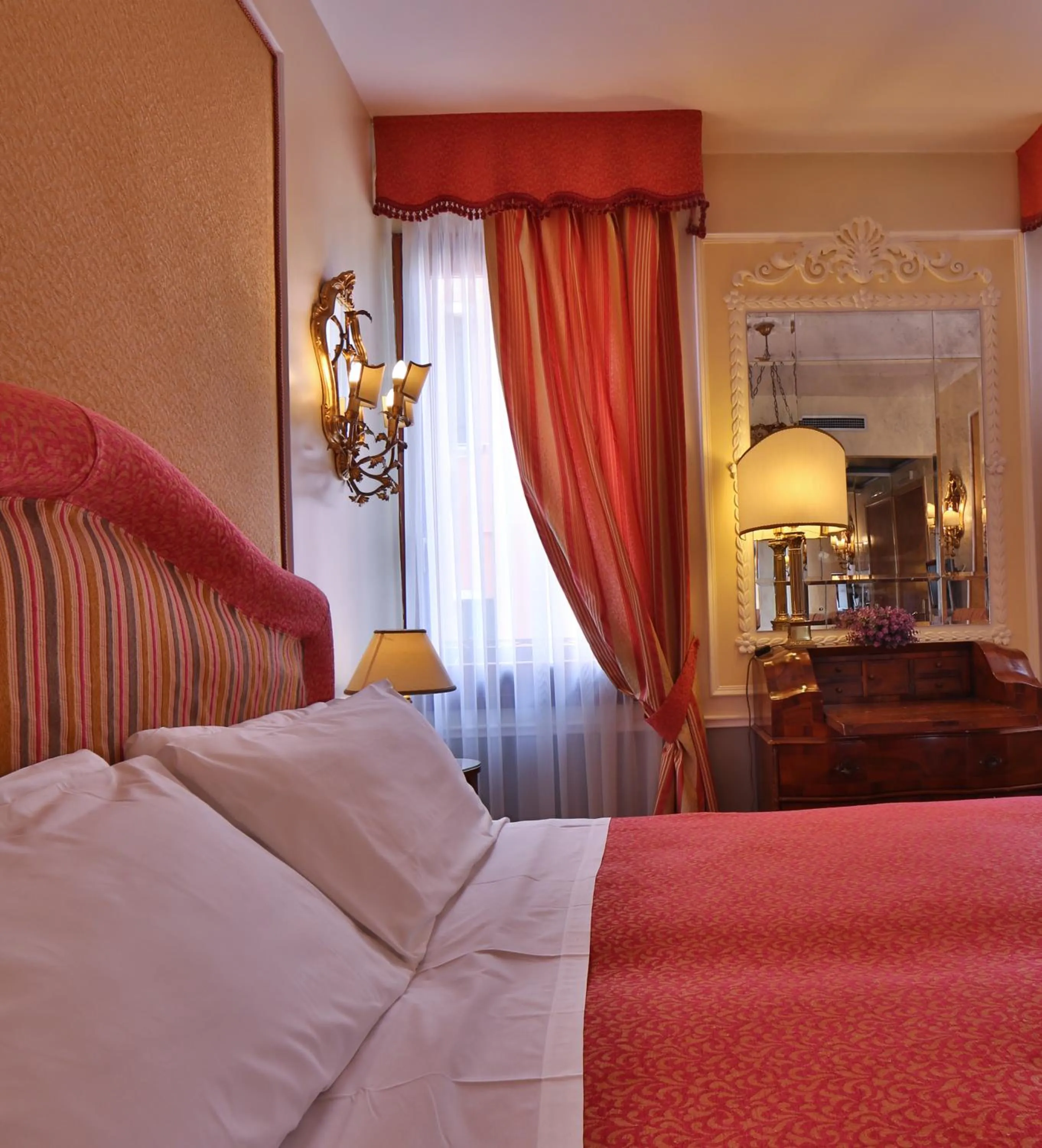 Bedroom, Bed in Hotel Arlecchino