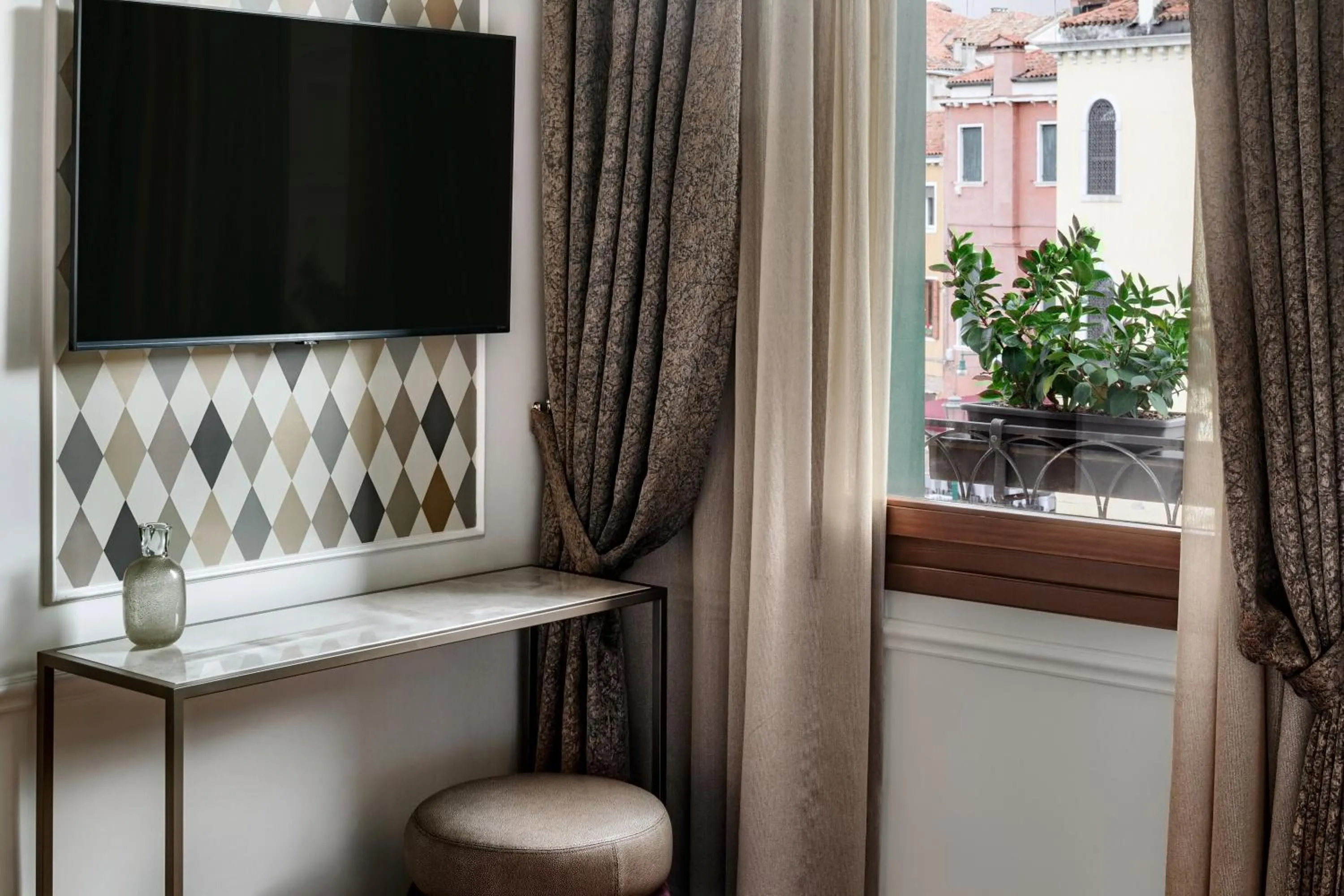 TV and multimedia in Hotel Arlecchino