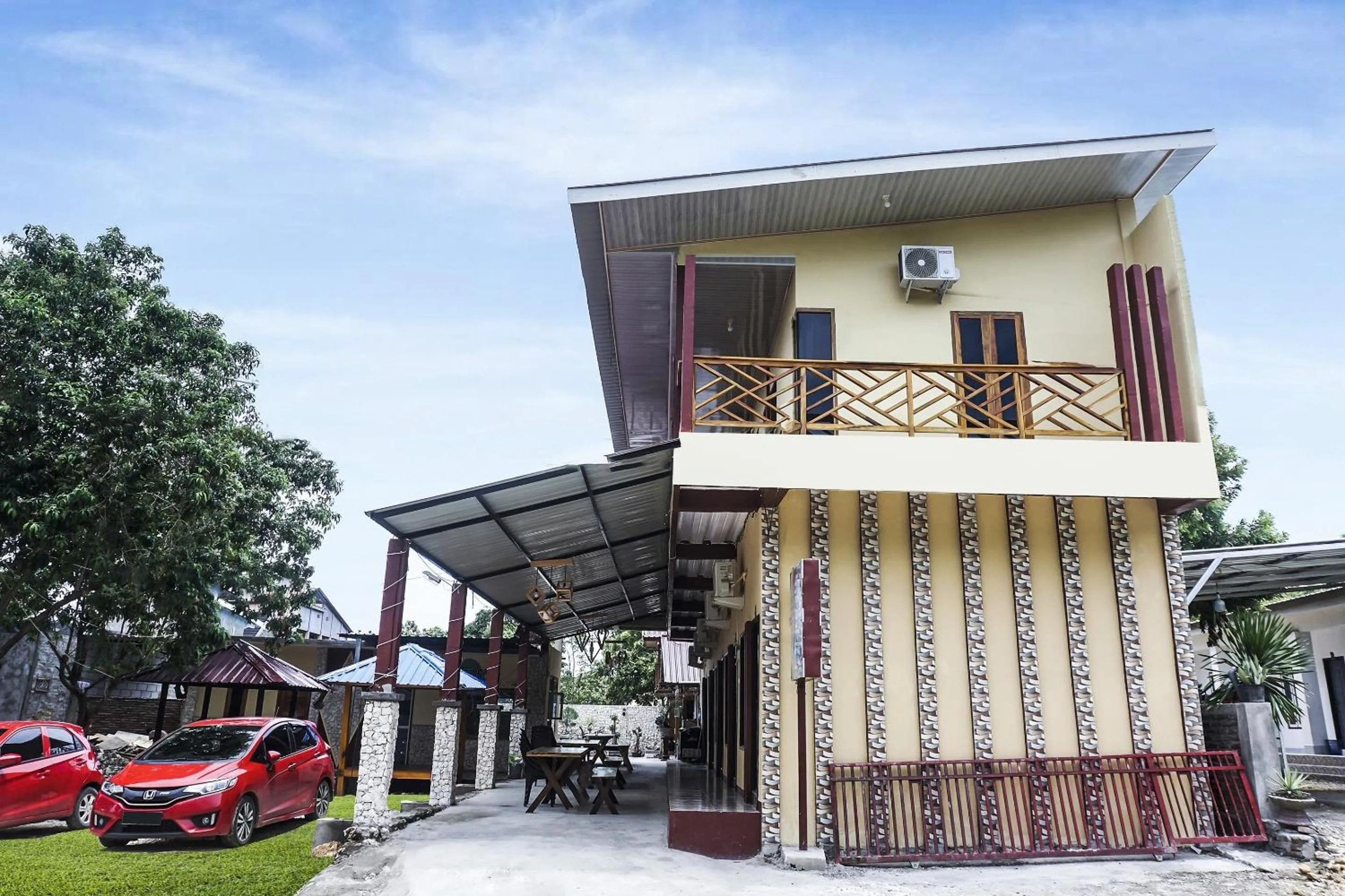 Facade/entrance in Hotel O Penginapan Dafandra Beach Near Pantai Tanjung Bira