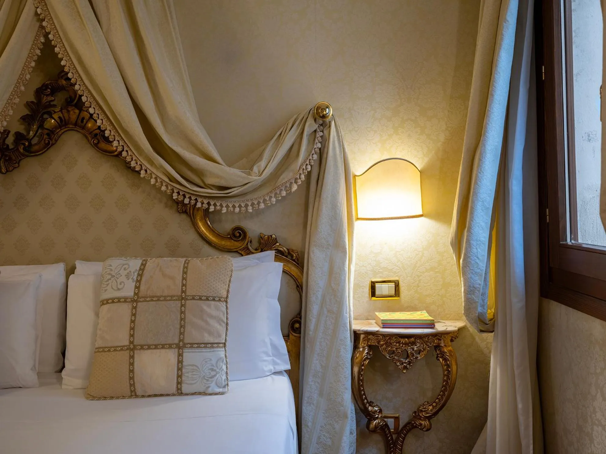 Bed in Hotel Antico Doge - a Member of Elizabeth Hotel Group