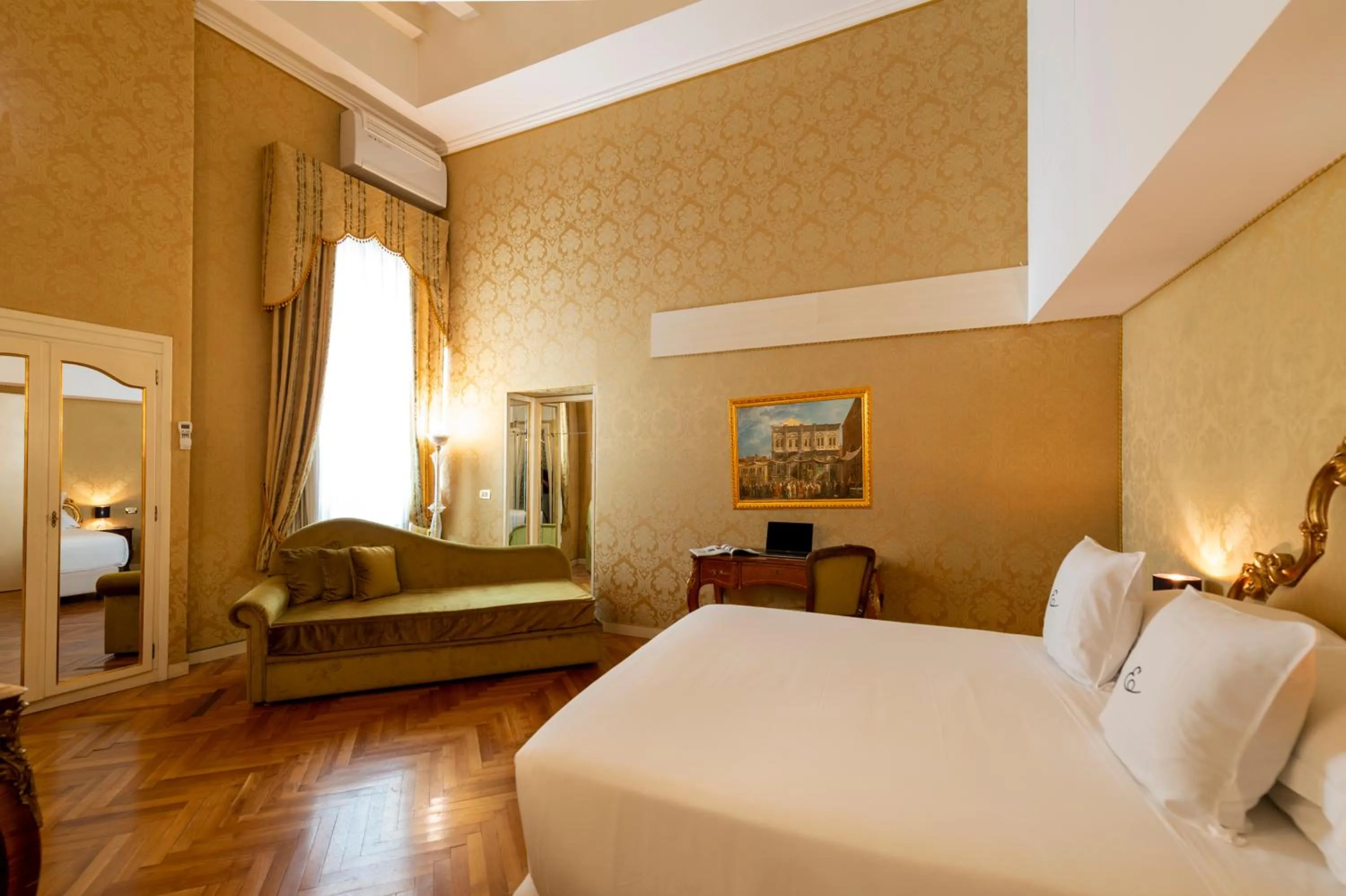 Bed in Hotel Antico Doge - a Member of Elizabeth Hotel Group