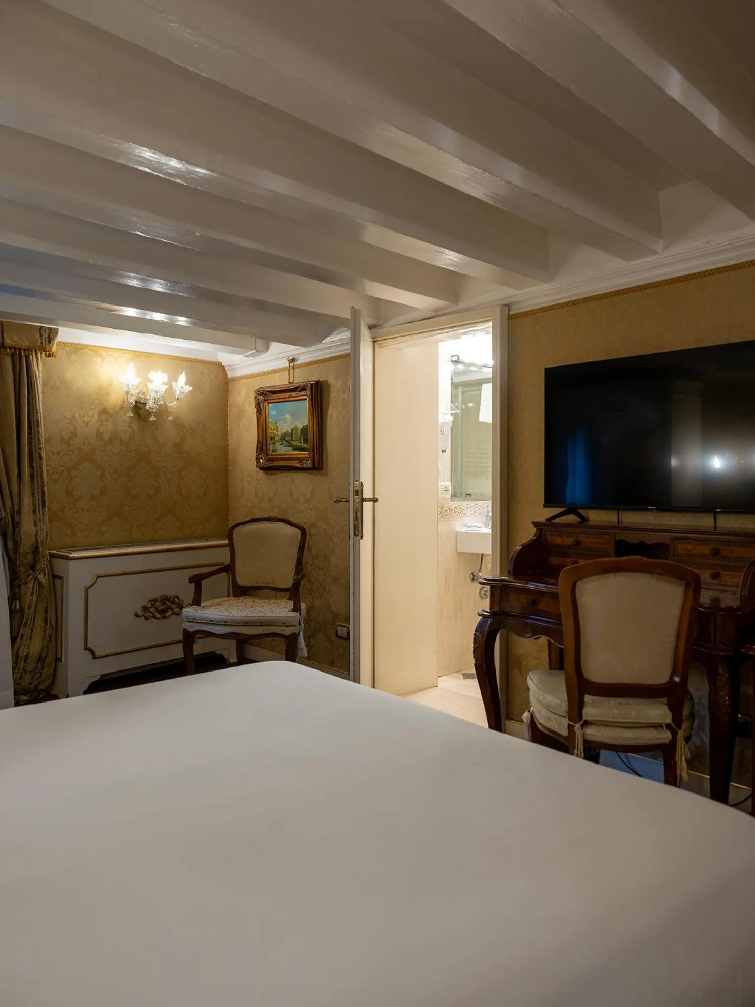 Bed in Hotel Antico Doge - a Member of Elizabeth Hotel Group