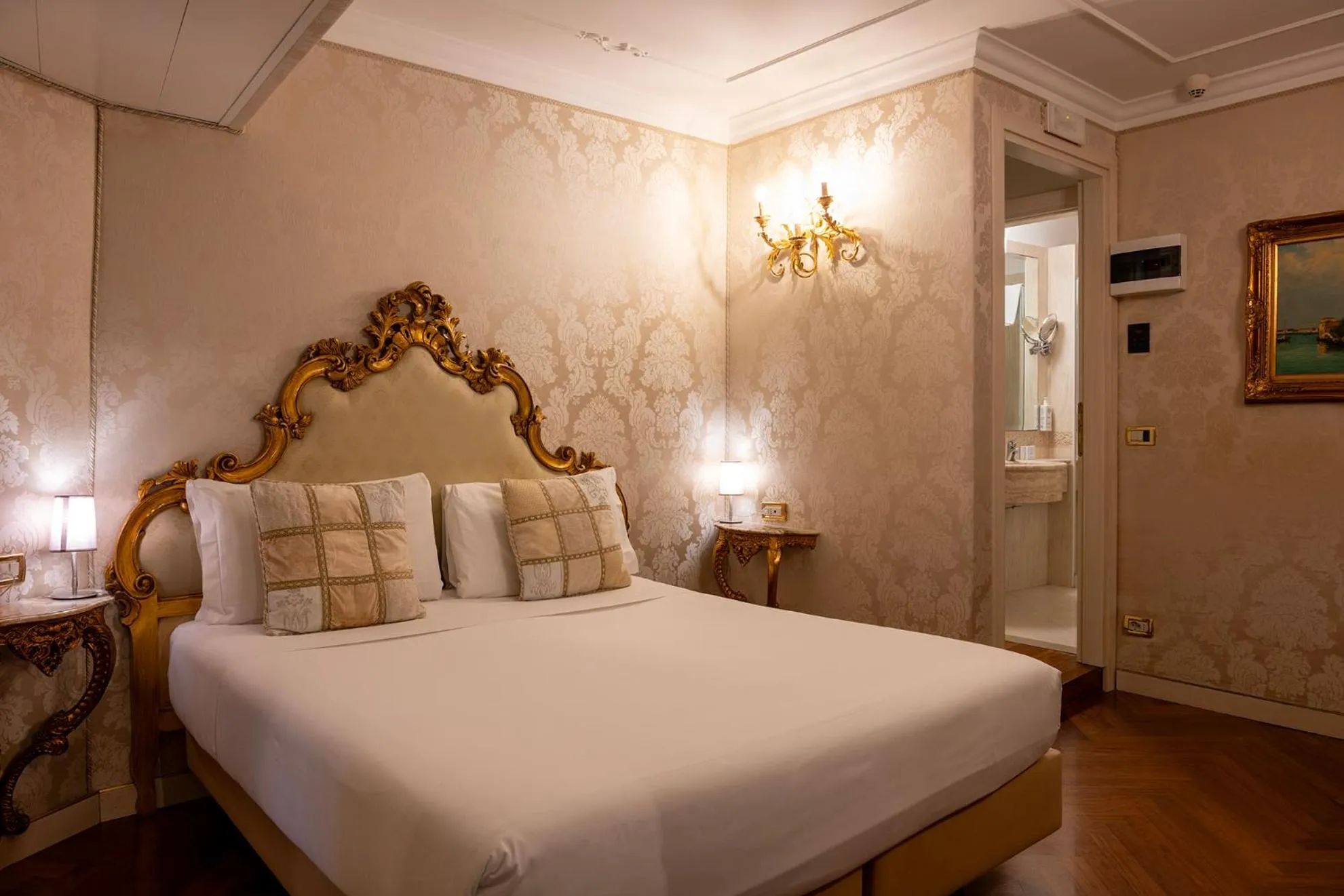 Bed in Hotel Antico Doge - a Member of Elizabeth Hotel Group
