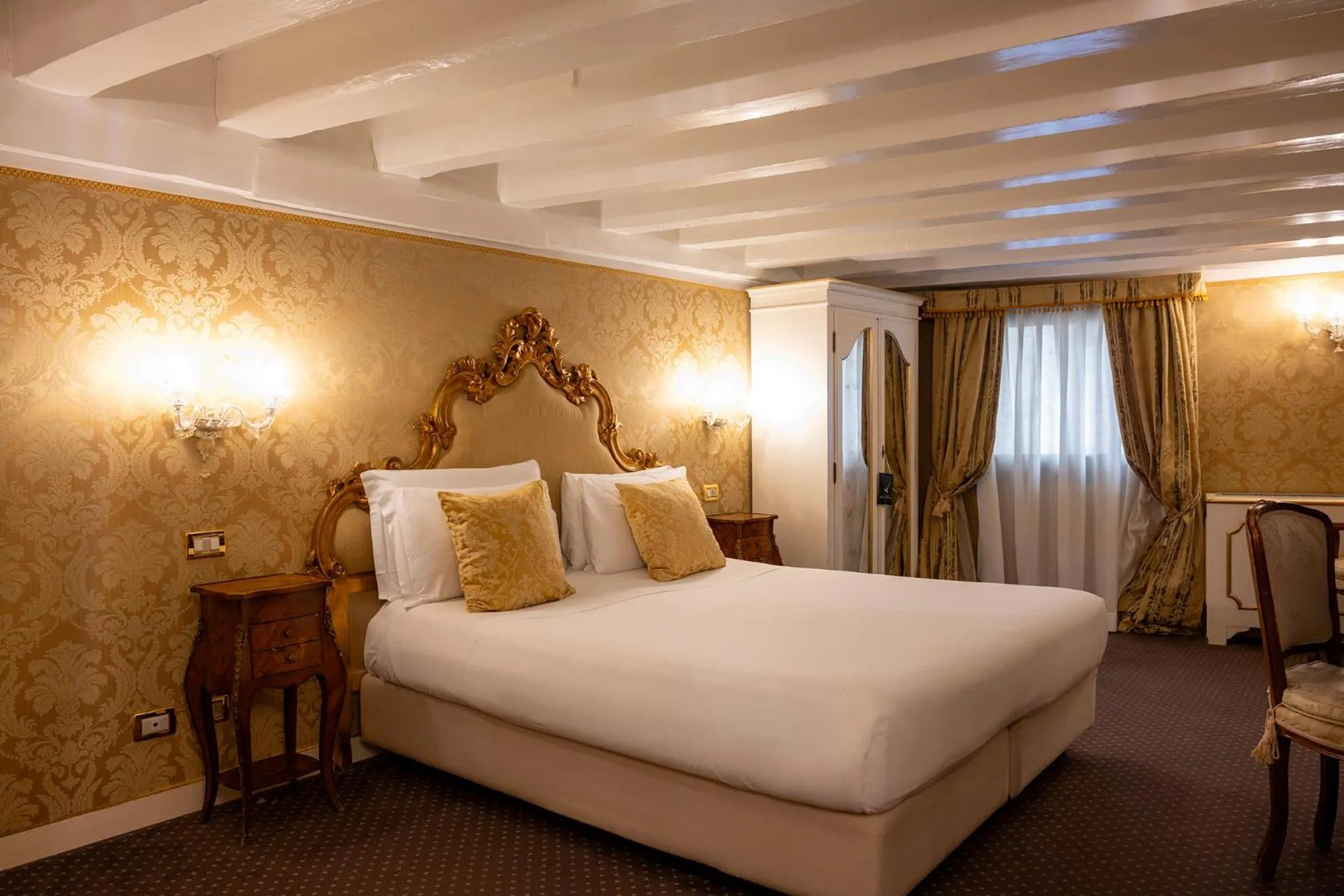 Bed in Hotel Antico Doge - a Member of Elizabeth Hotel Group