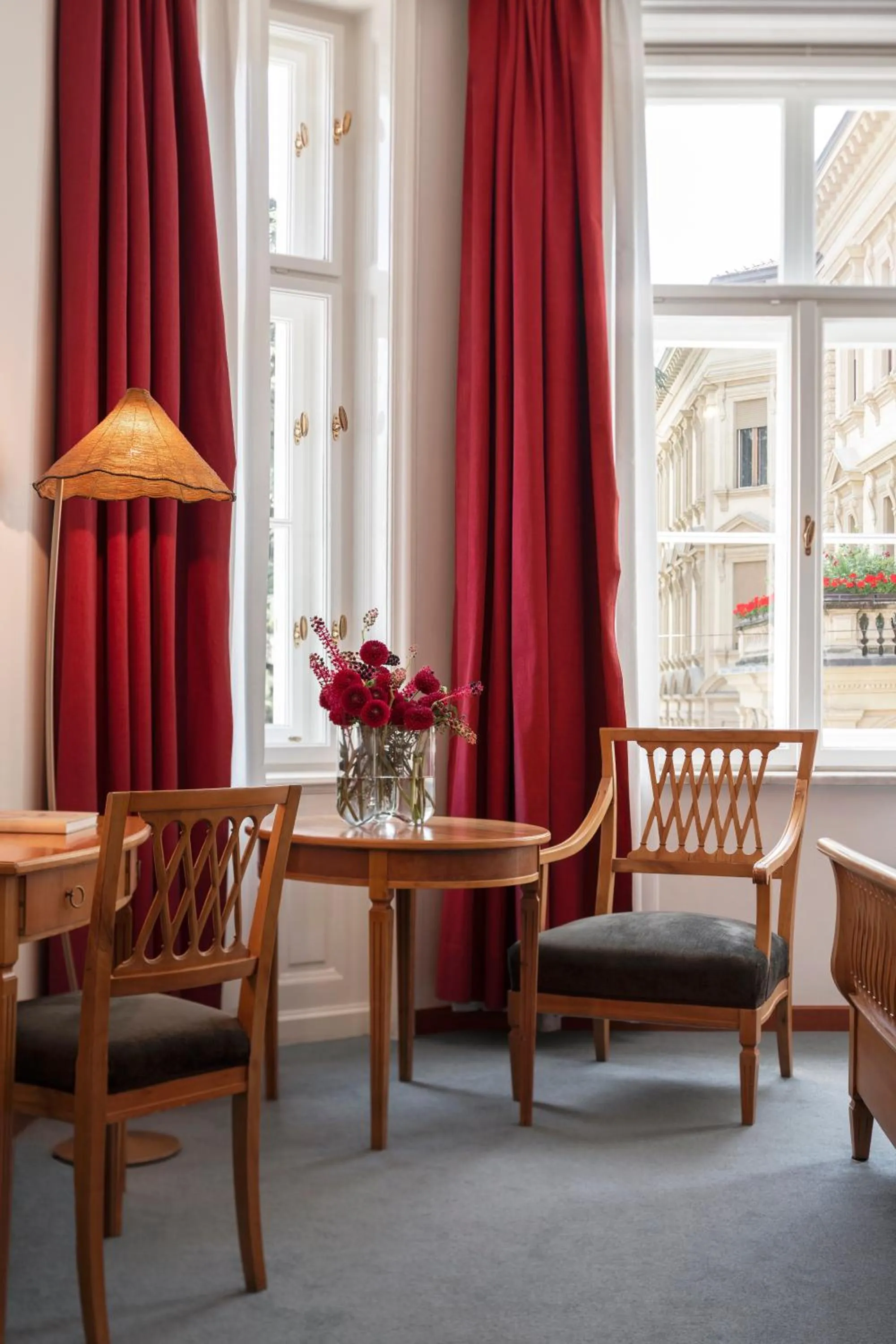 Seating area in Parkhotel Laurin