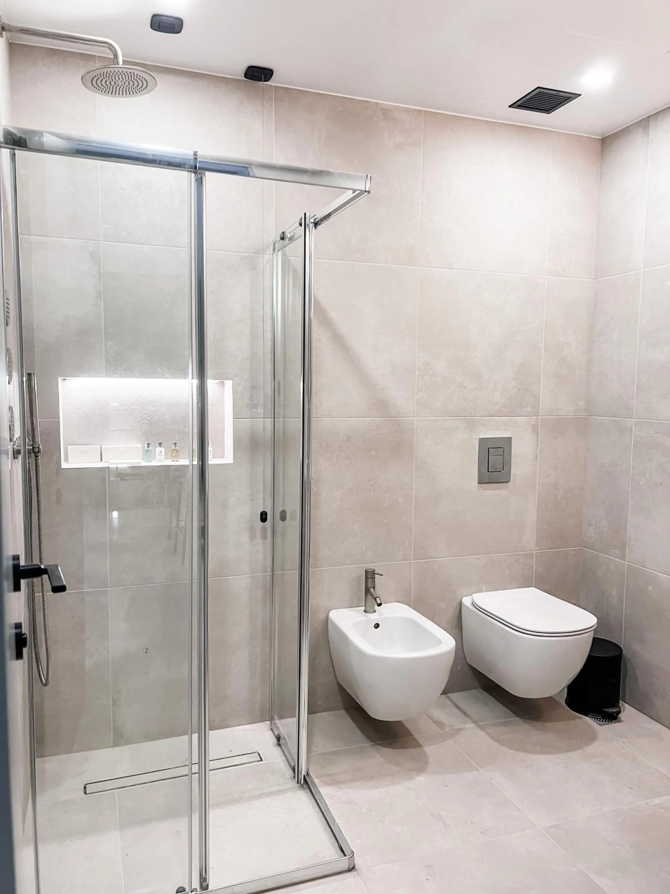 Shower in Royalty Suites Psyrri