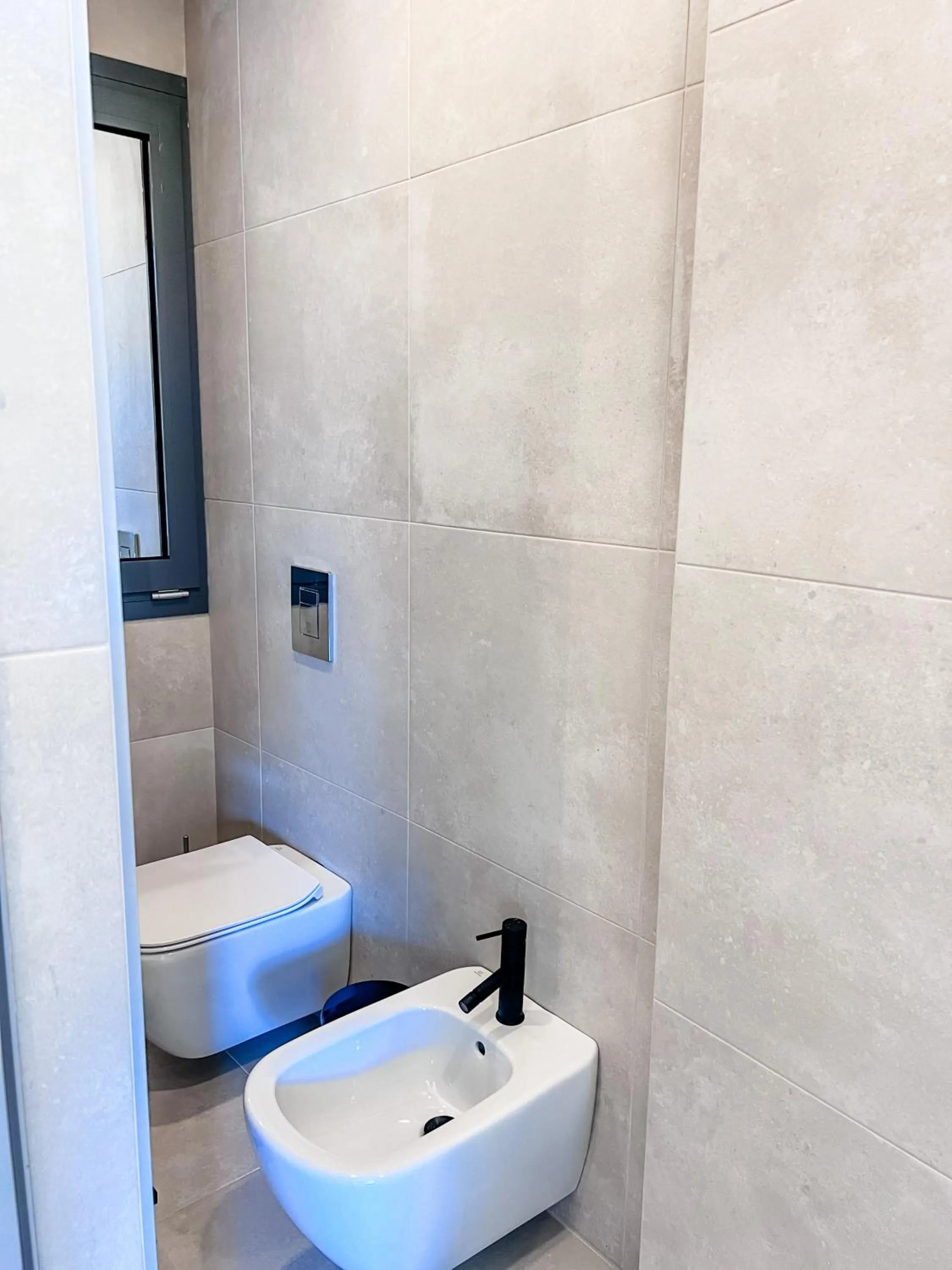 Toilet in Royalty Suites Psyrri