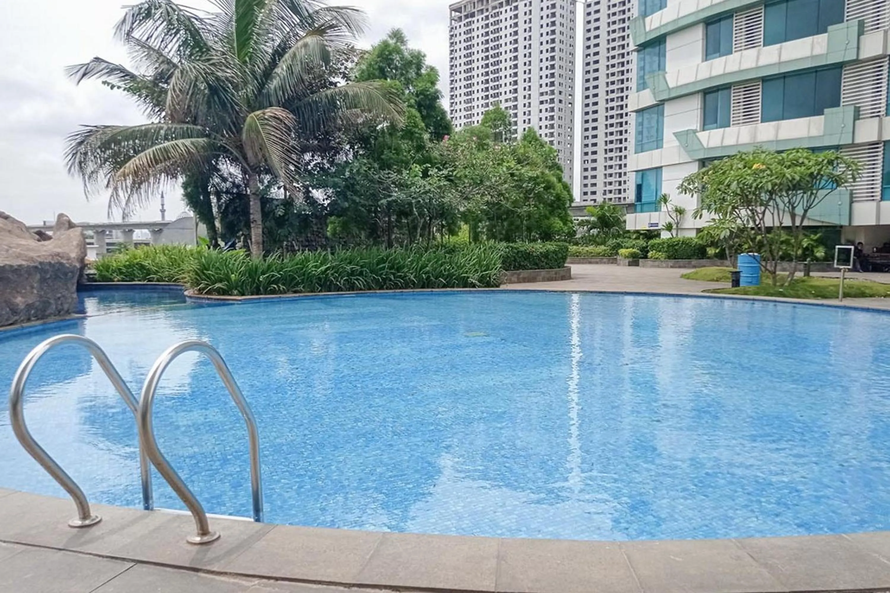 Swimming pool in RedLiving Apartemen Grand Kamala Lagoon - Pekayon Tower Barclay North