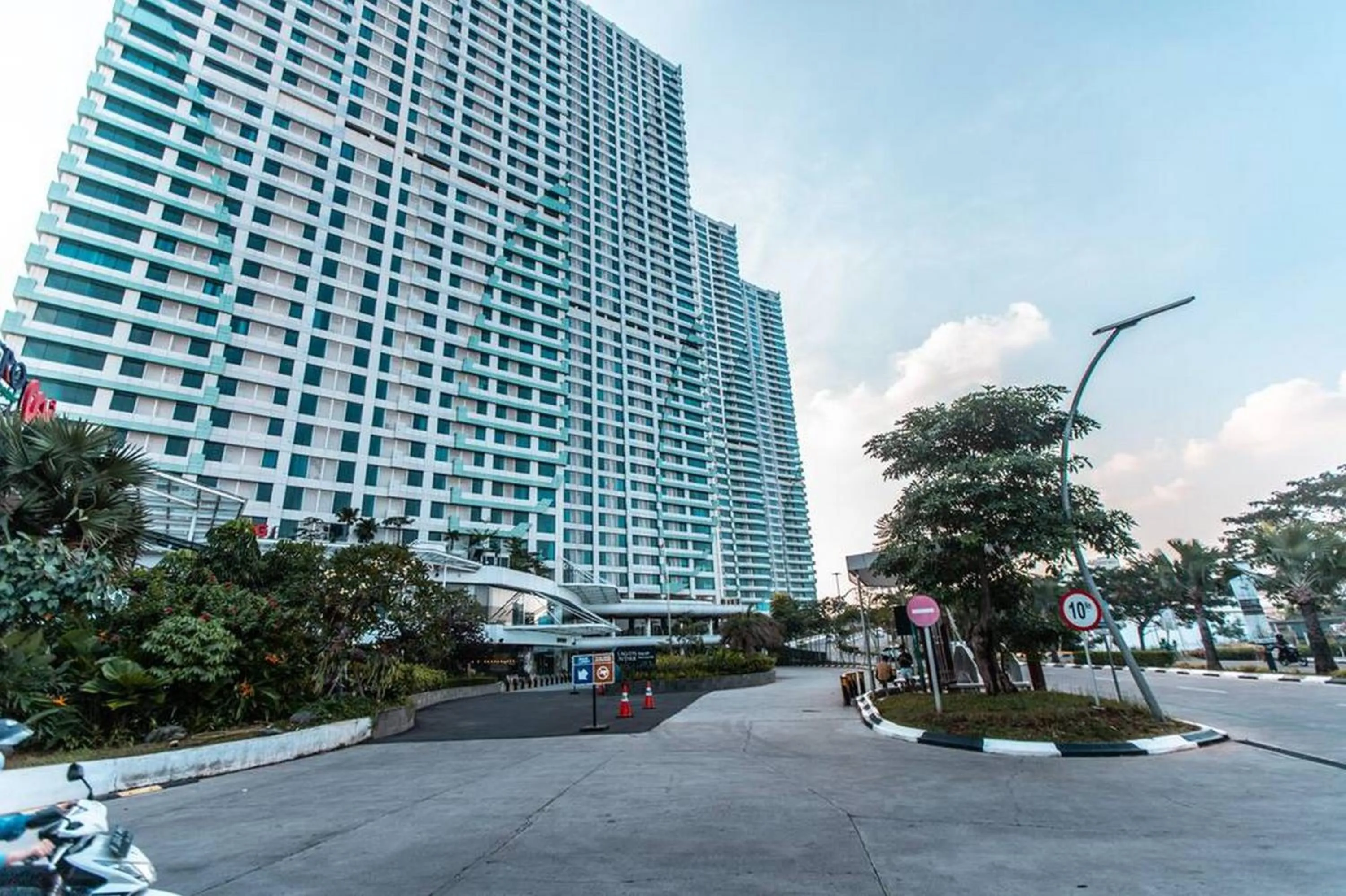 Property building in RedLiving Apartemen Grand Kamala Lagoon - Pekayon Tower Barclay North