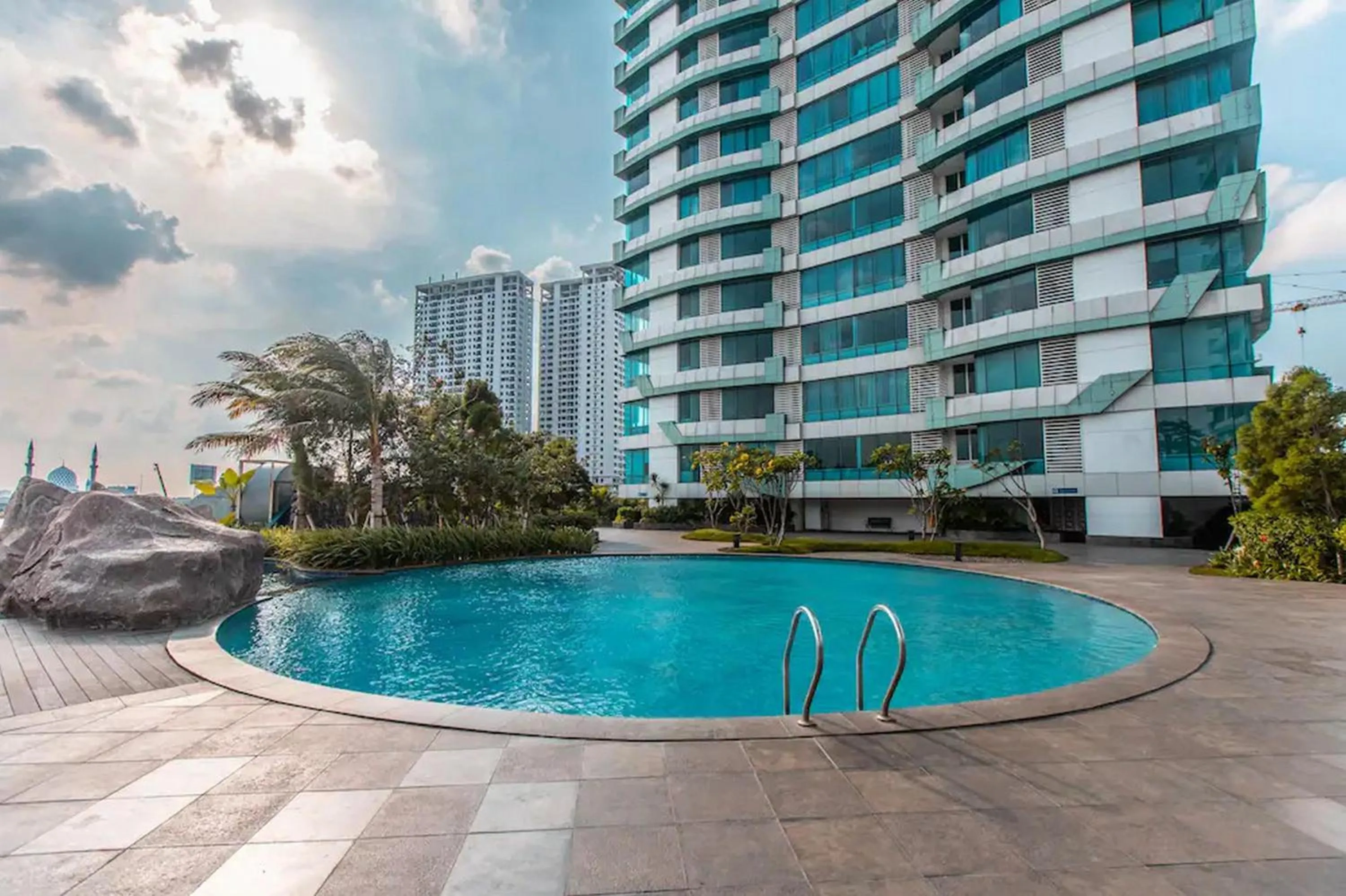 Swimming pool in RedLiving Apartemen Grand Kamala Lagoon - Pekayon Tower Barclay North
