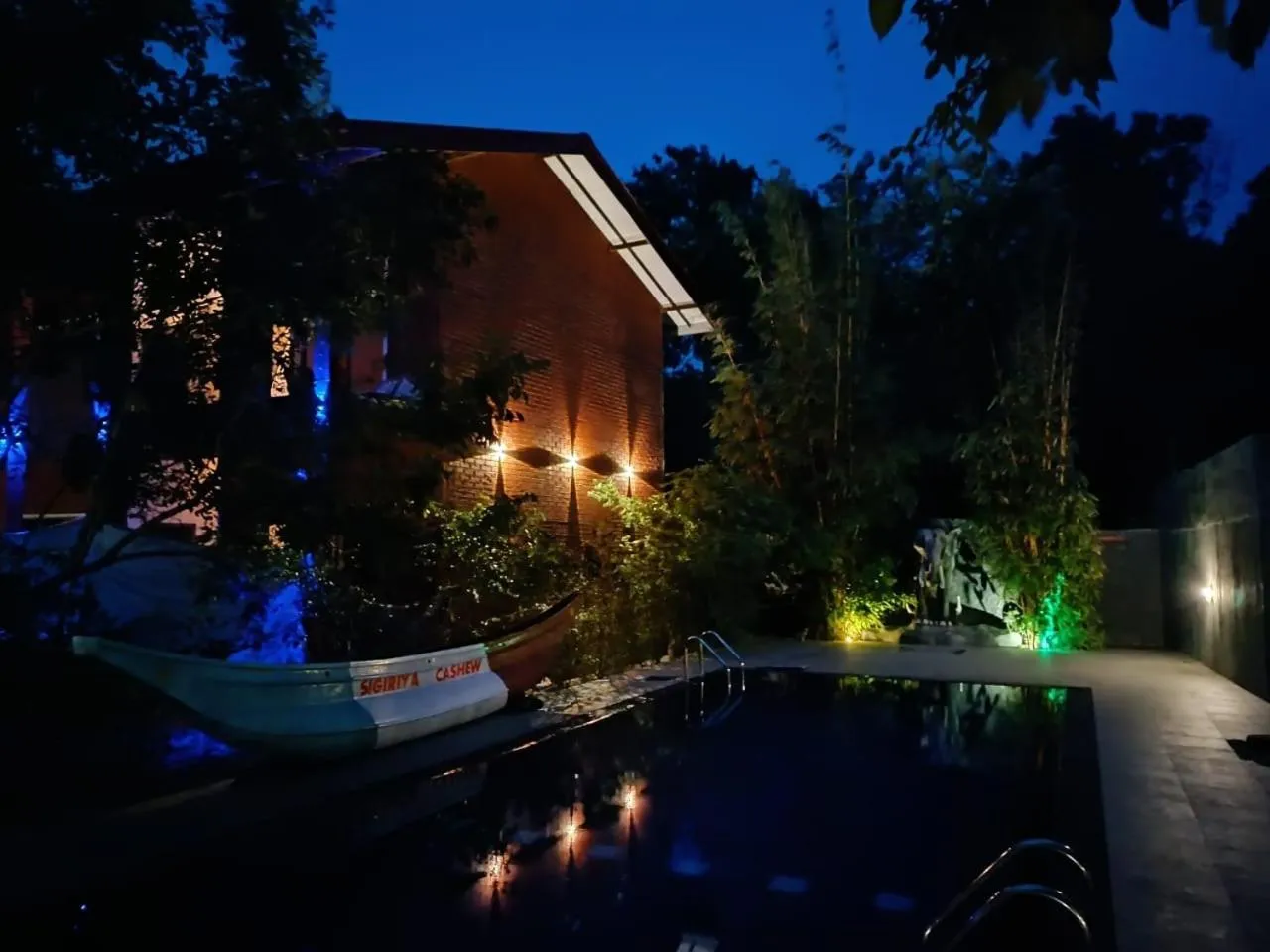 Swimming pool in Sigiriya Cashew Palace Resort