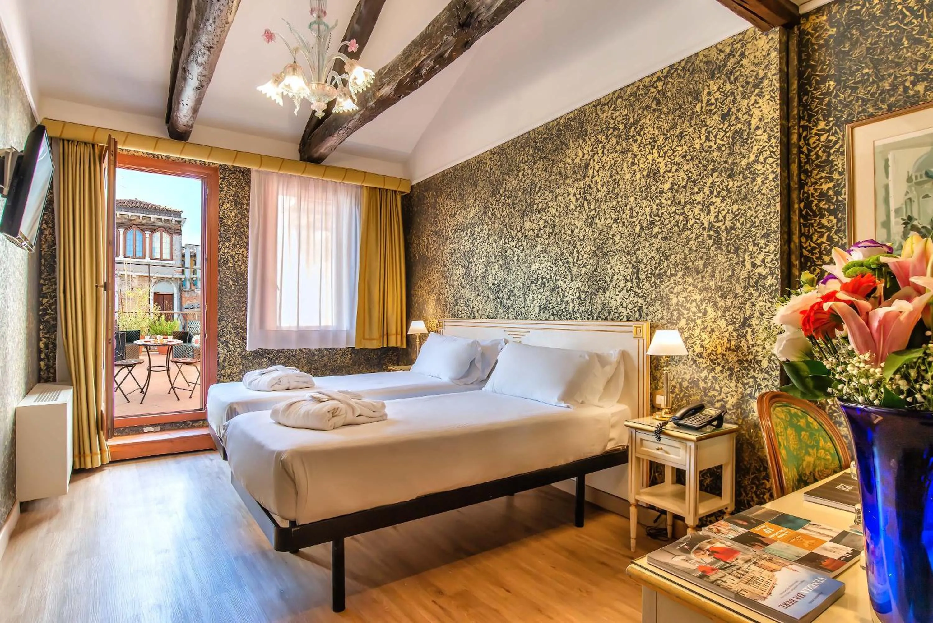 Bedroom, Bed in Hotel La Fenice et Des Artistes