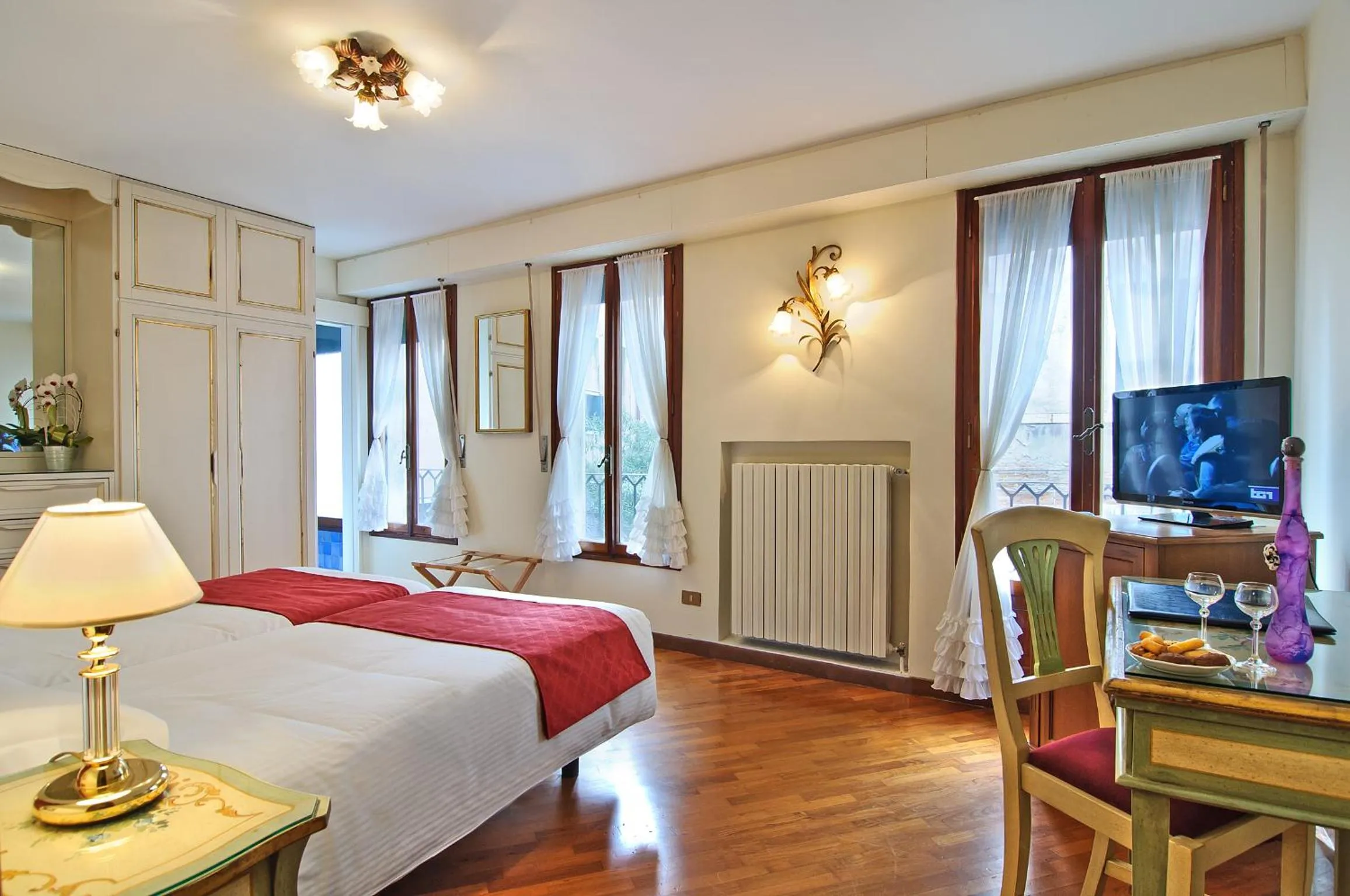 Bedroom, Bed in Hotel La Fenice et Des Artistes