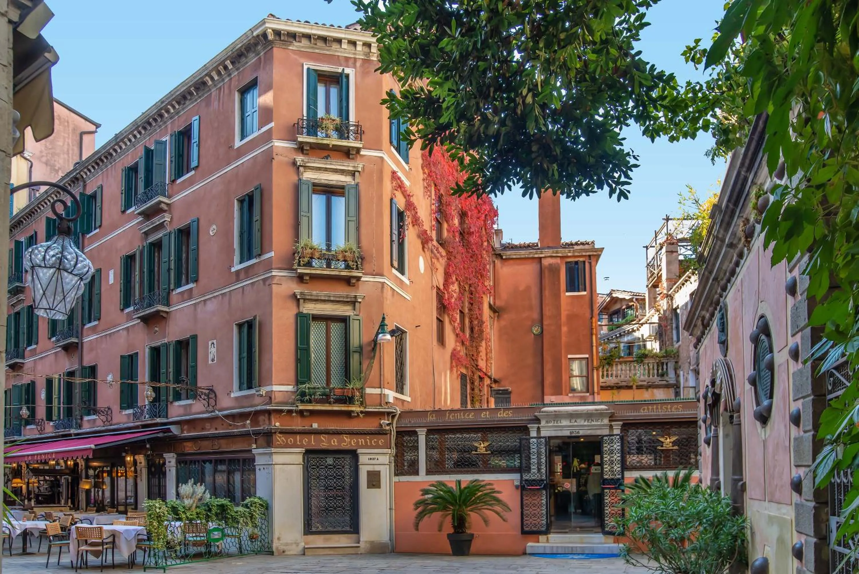 Property building in Hotel La Fenice et Des Artistes