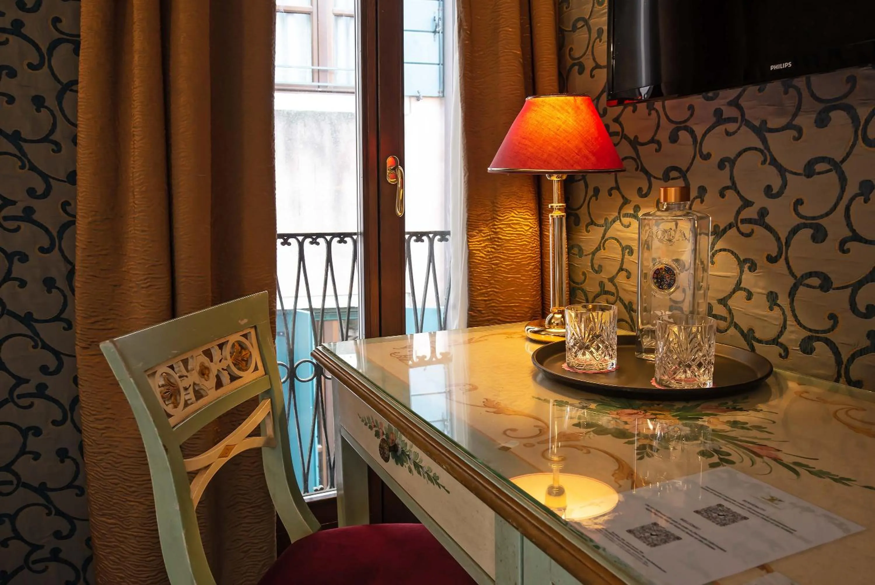 Bedroom in Hotel La Fenice et Des Artistes