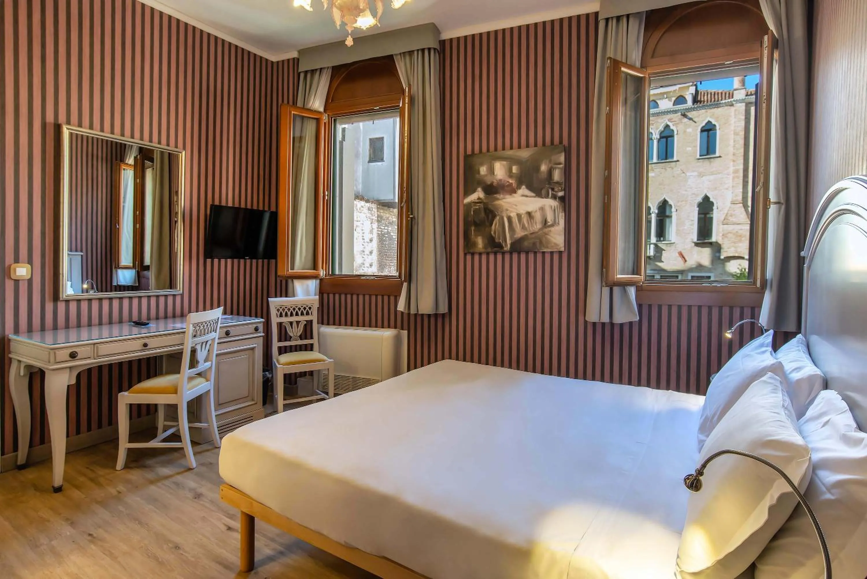 Bedroom, Bed in Hotel La Fenice et Des Artistes