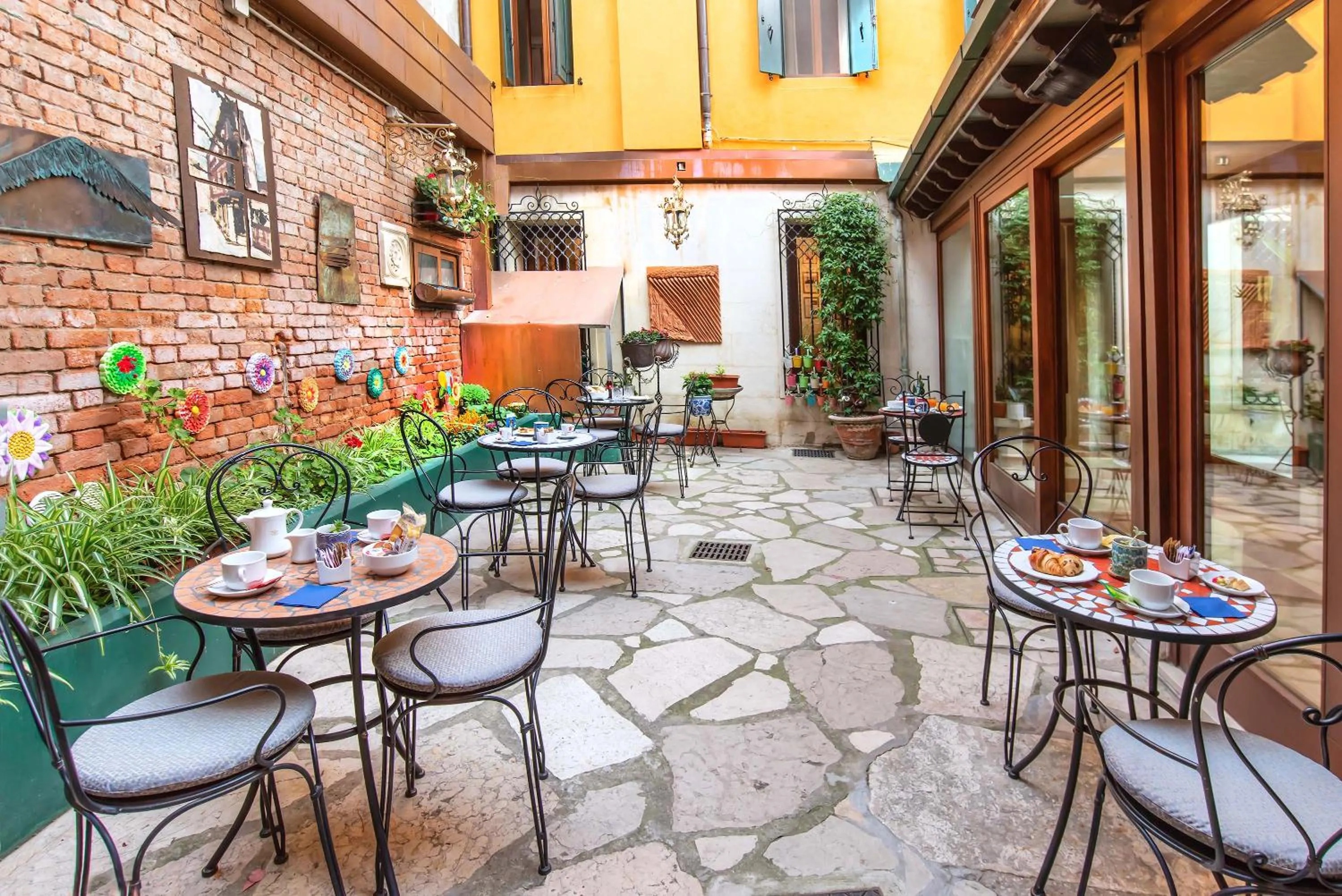 Garden in Hotel La Fenice et Des Artistes