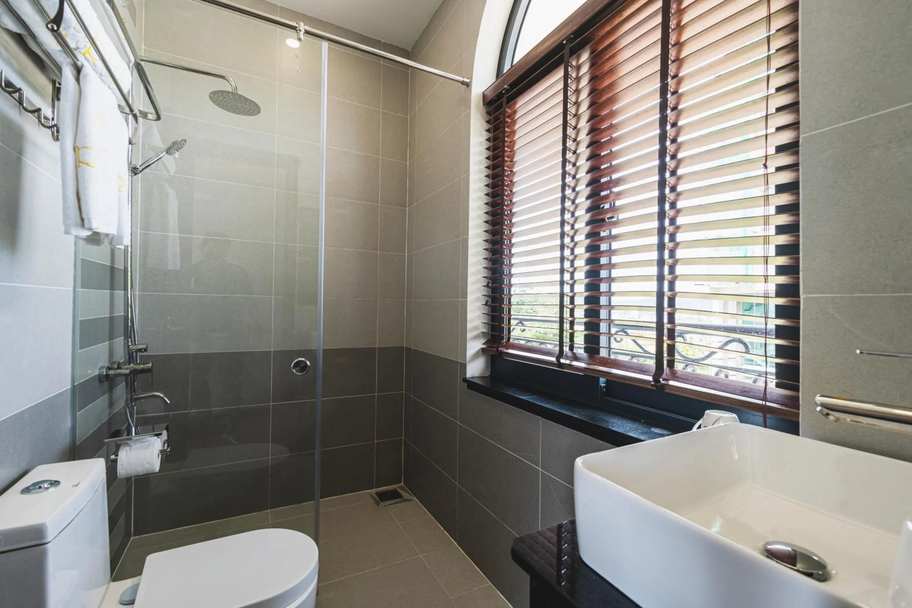 Bathroom in City Center Rosa Hotel