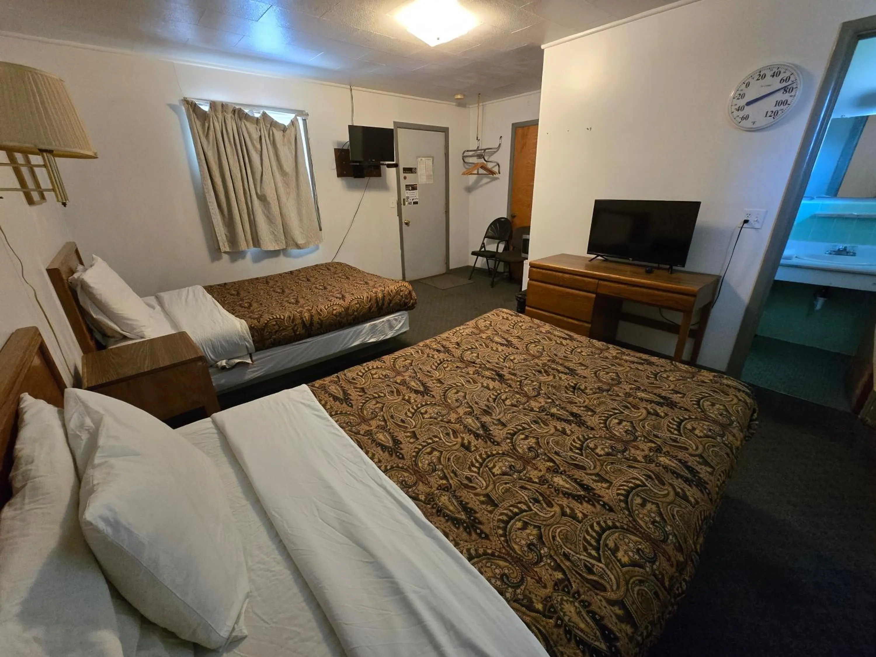 Bedroom, Bed in OYO Sandman Inn