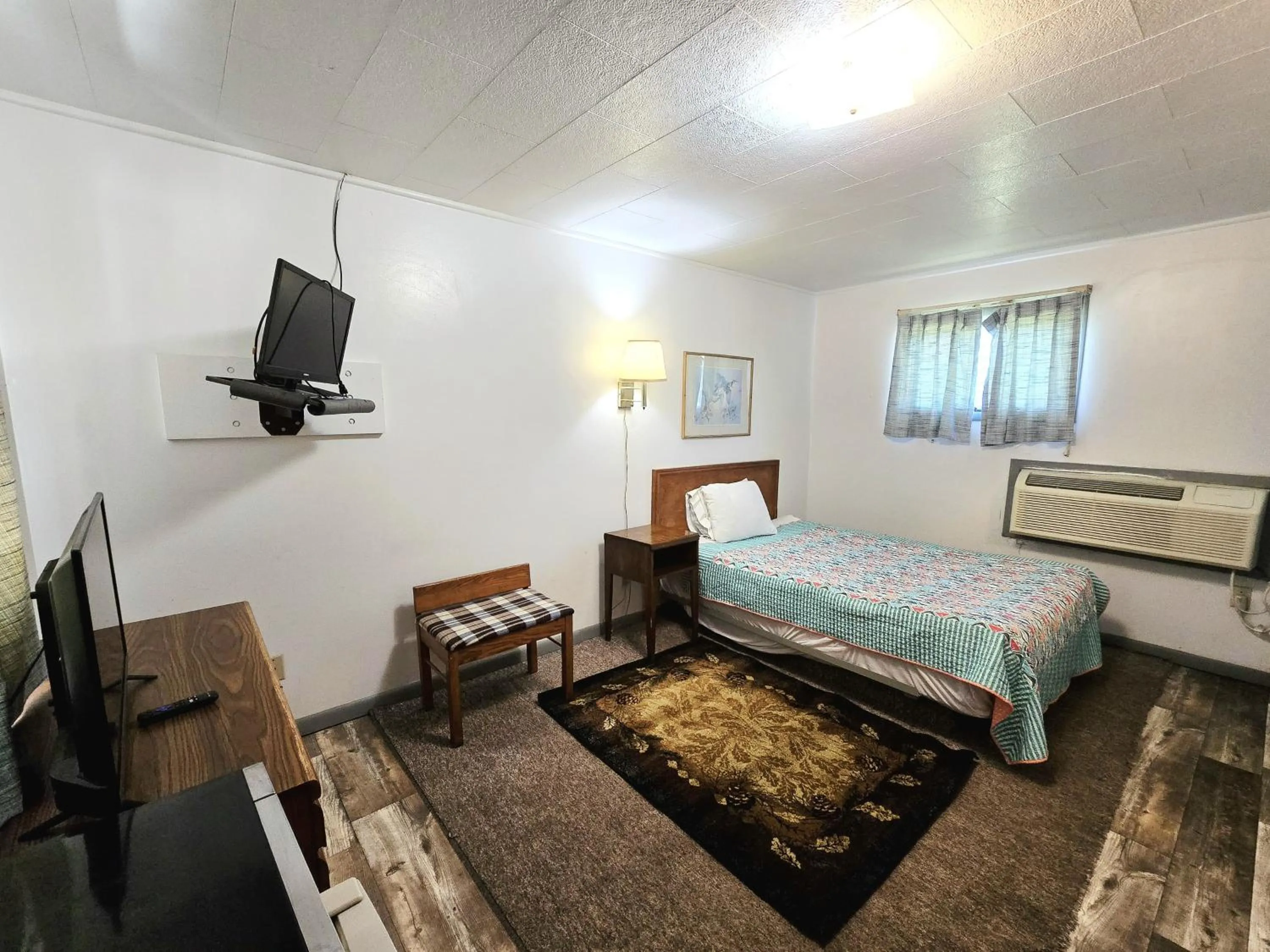 Bedroom, Bed in OYO Sandman Inn