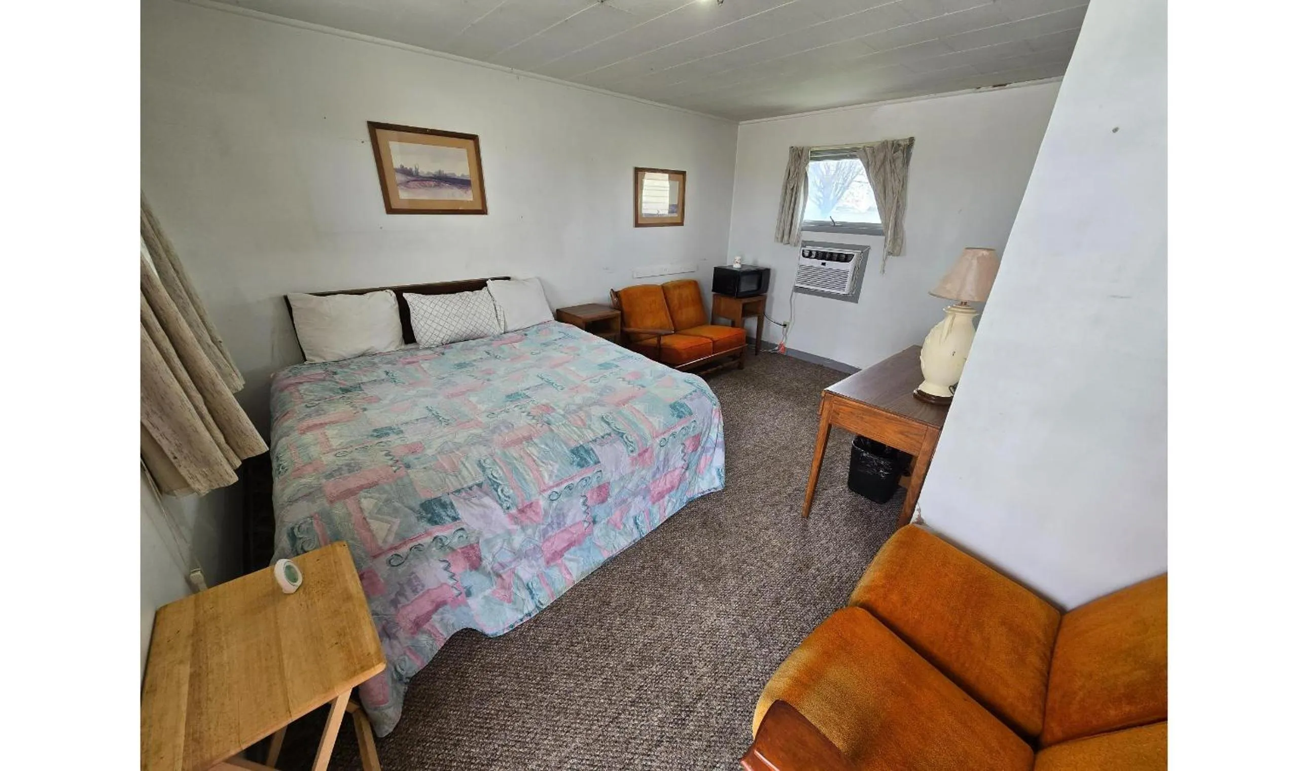 Bedroom, Bed in OYO Sandman Inn